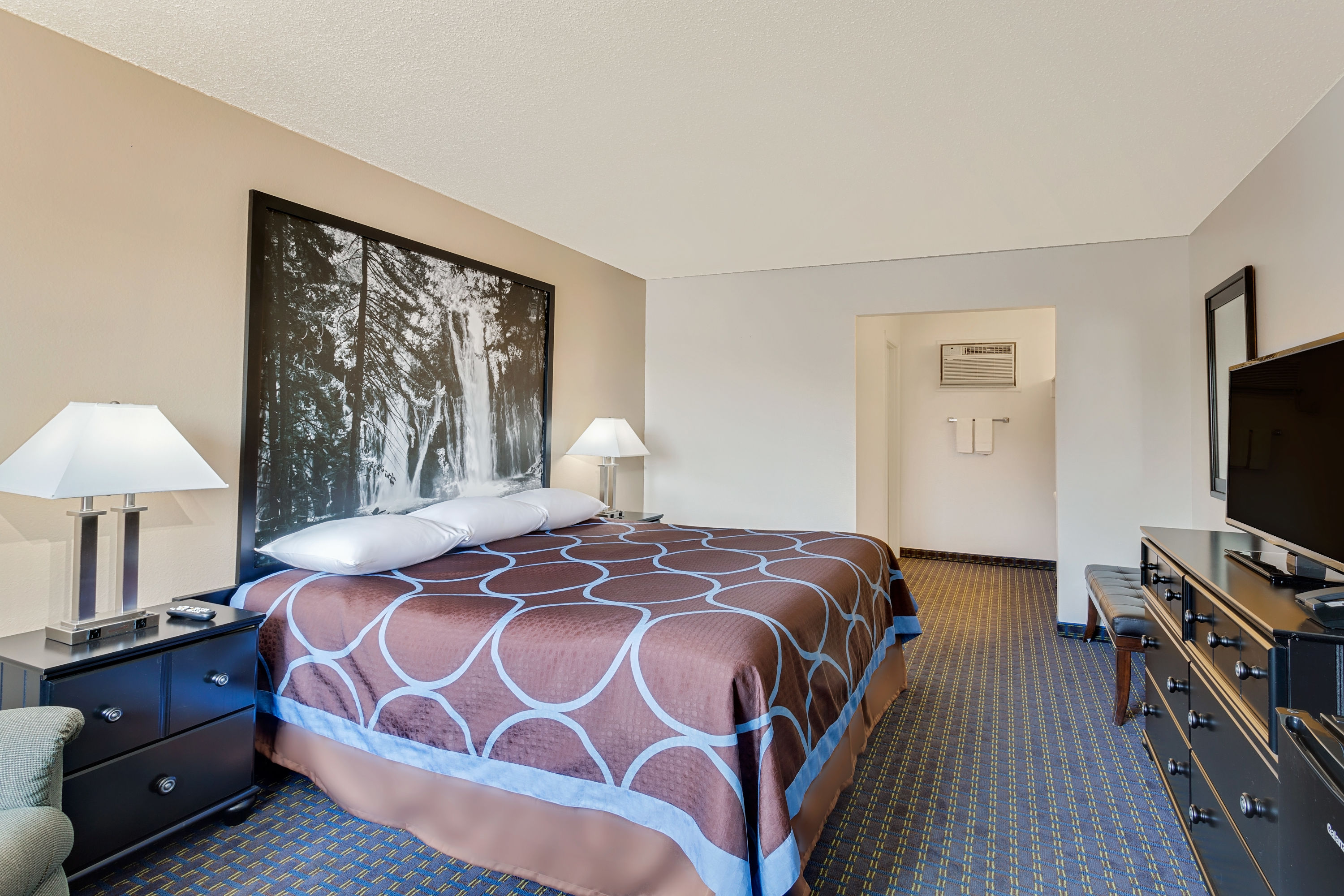 Guest room at the Super 8 by Wyndham Alturas in Alturas, California