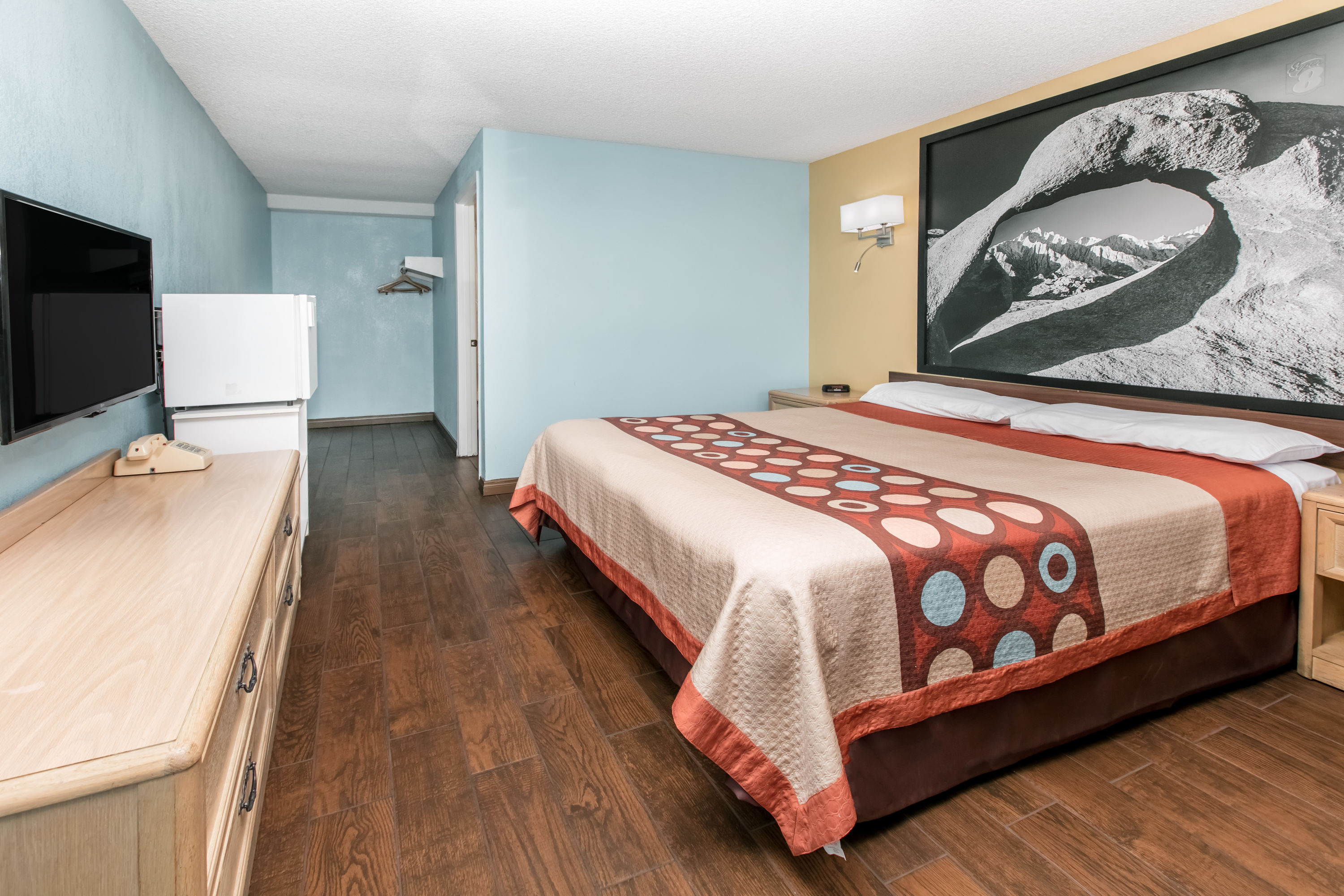 Guest room at the Super 8 by Wyndham Bishop in Bishop, California