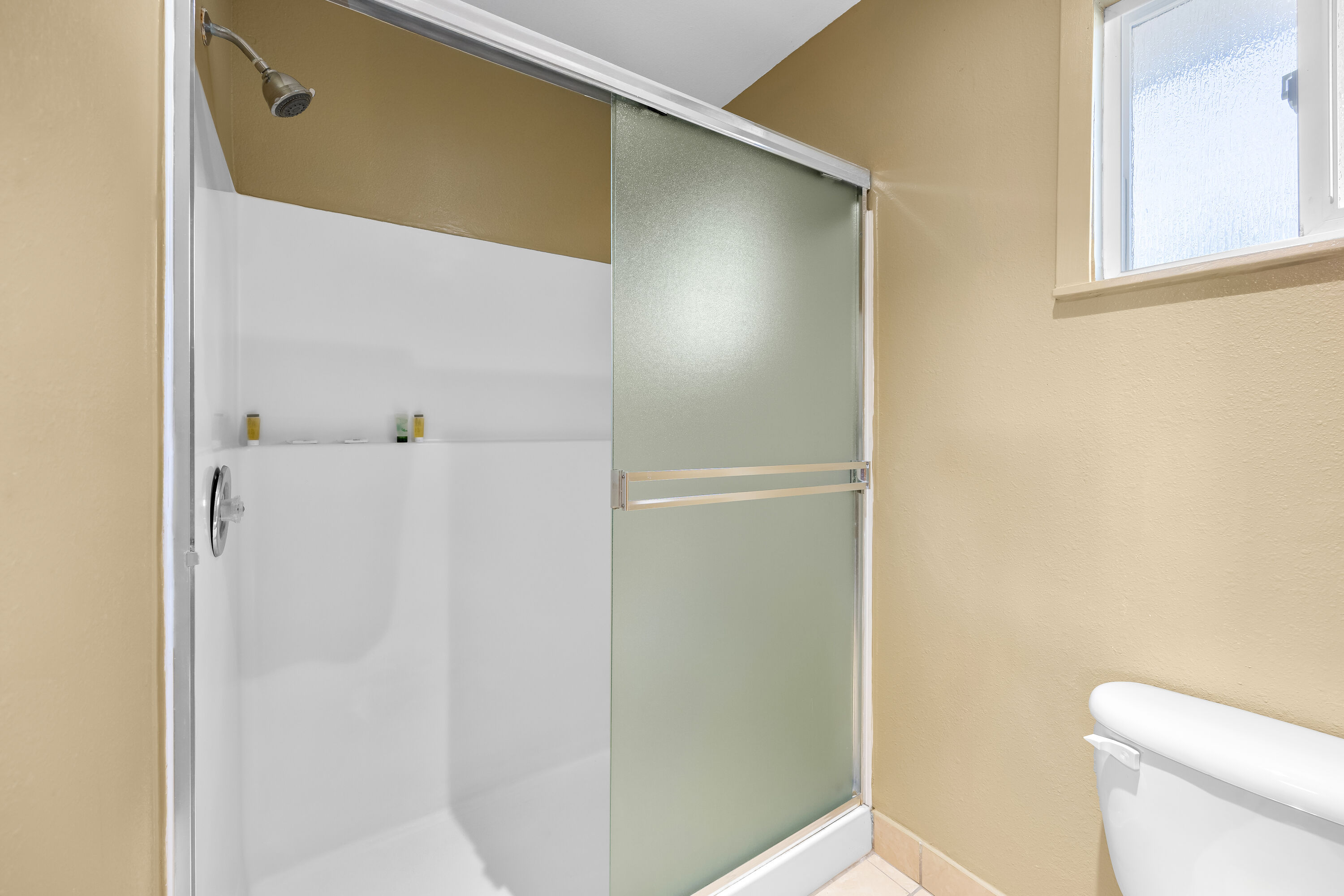 Guest room bath at the Super 8 by Wyndham Crescent City in Crescent City, California