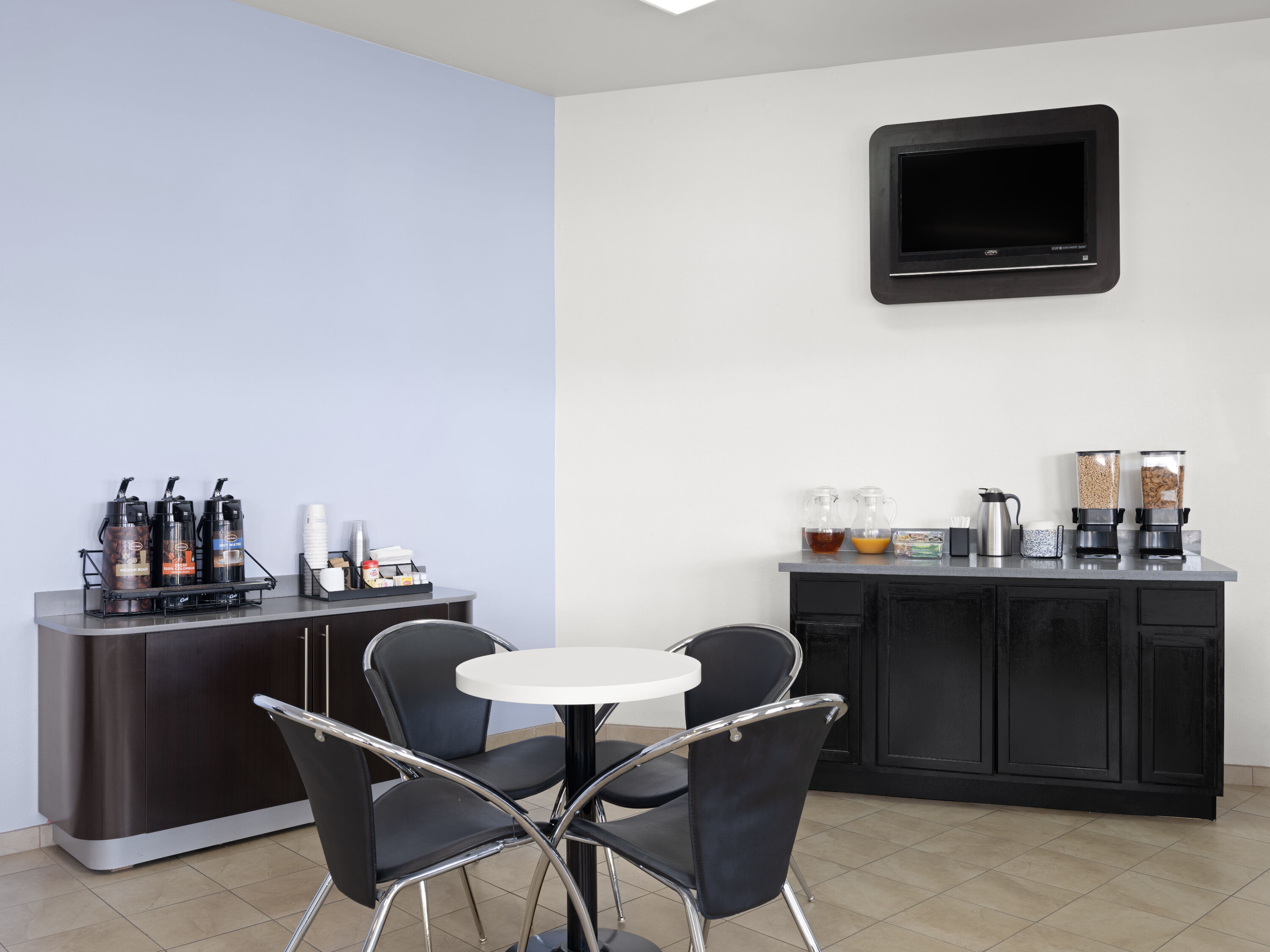 Free breakfast at Super 8 by Wyndham Dunnigan in Dunnigan, California