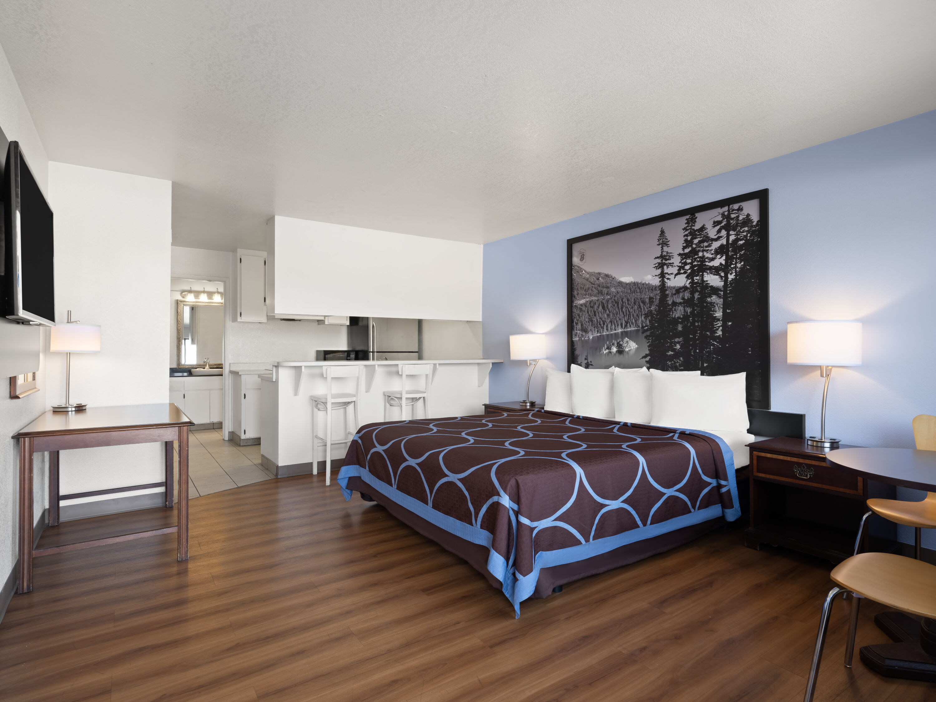 Guest room at the Super 8 by Wyndham Dunnigan in Dunnigan, California