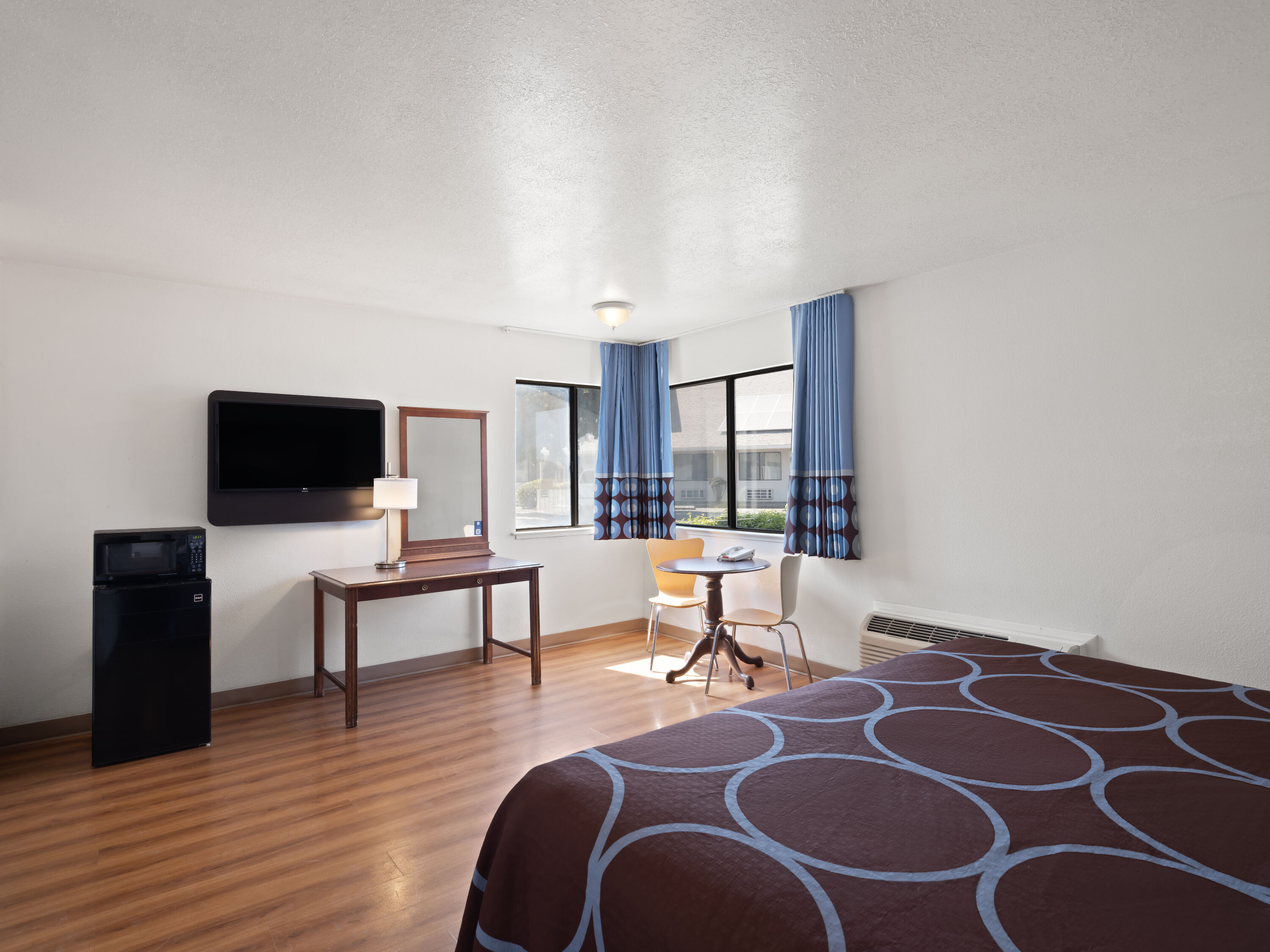 Guest room at the Super 8 by Wyndham Dunnigan in Dunnigan, California