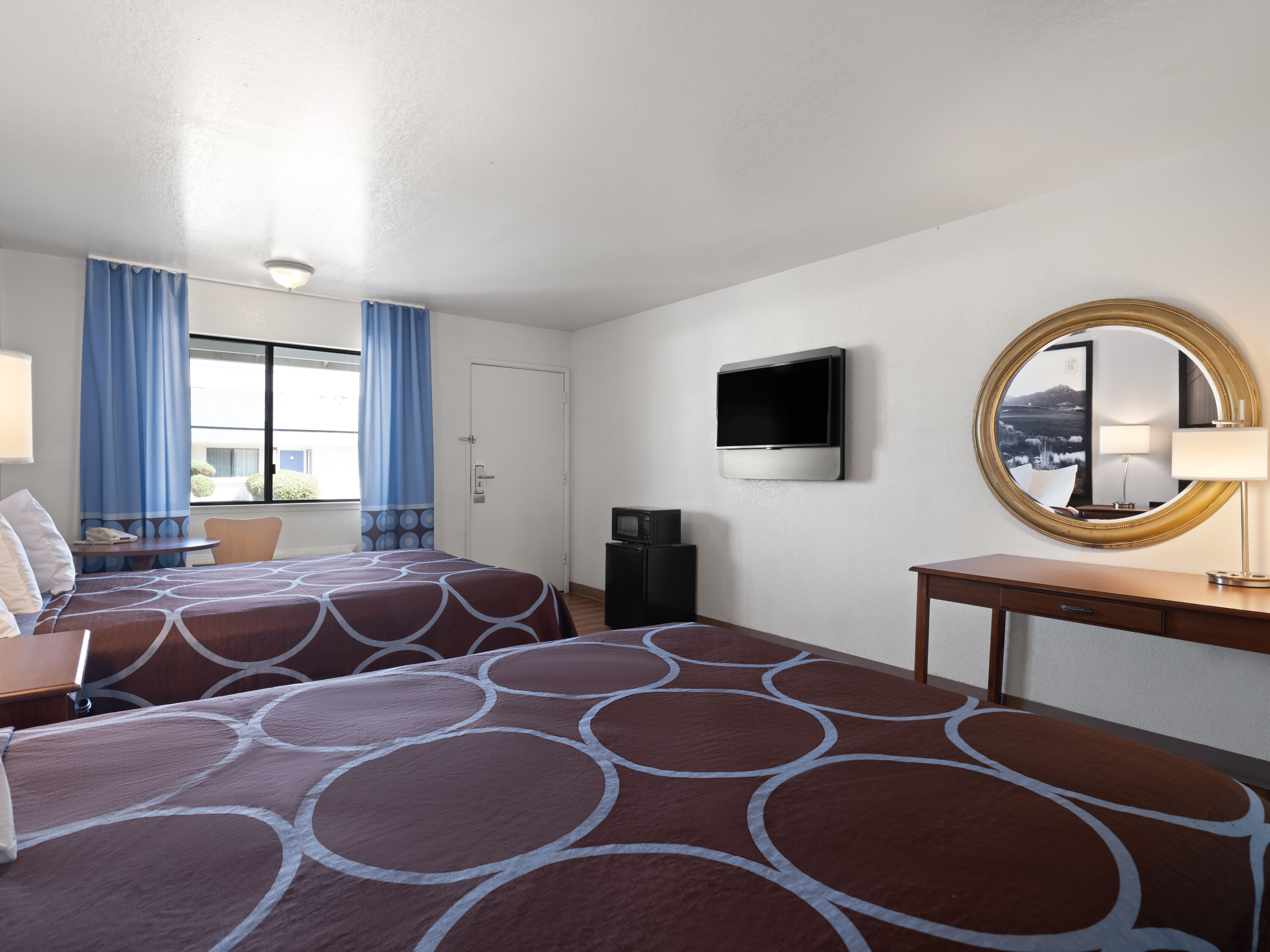 Guest room at the Super 8 by Wyndham Dunnigan in Dunnigan, California