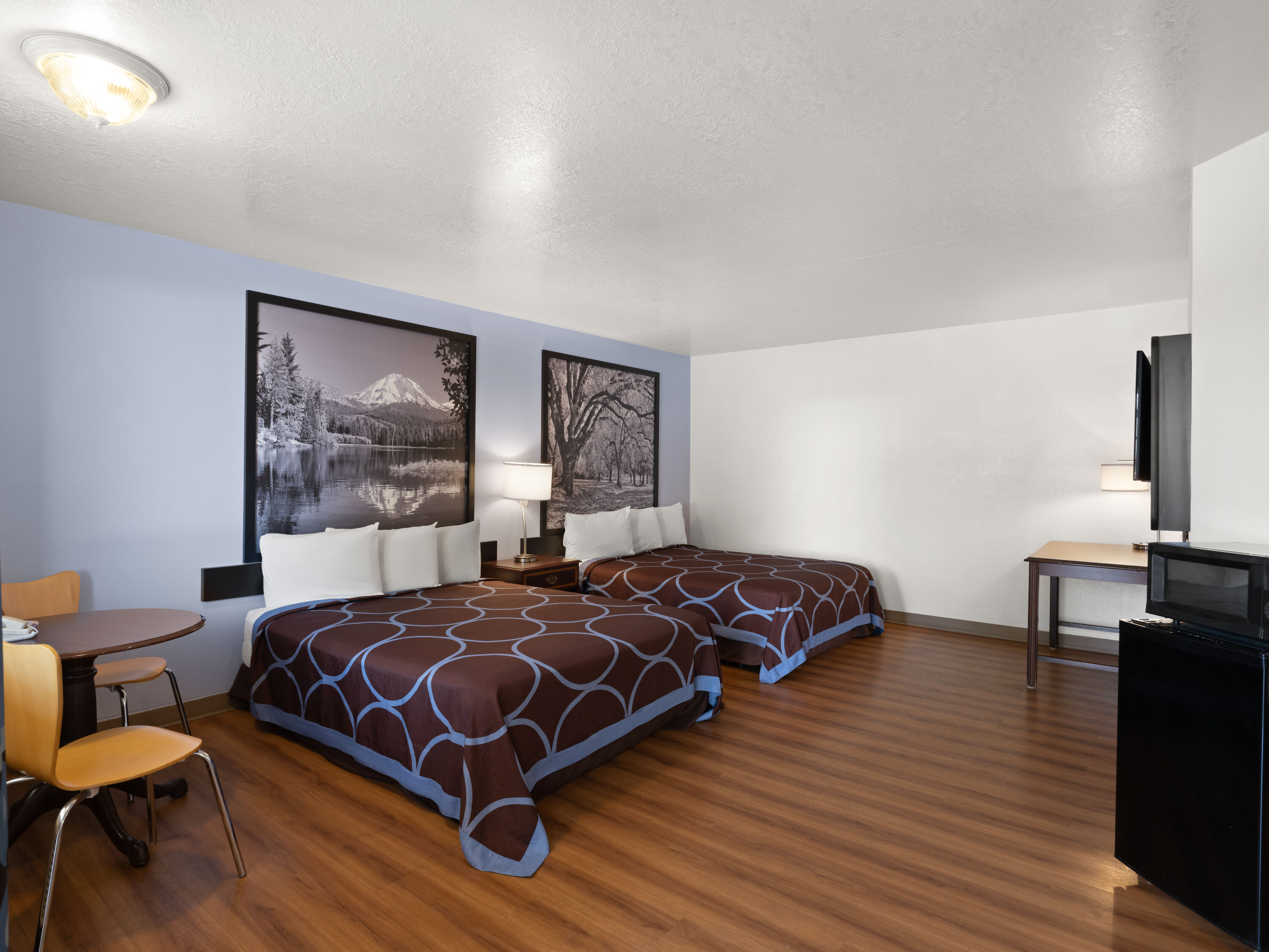 Guest room at the Super 8 by Wyndham Dunnigan in Dunnigan, California