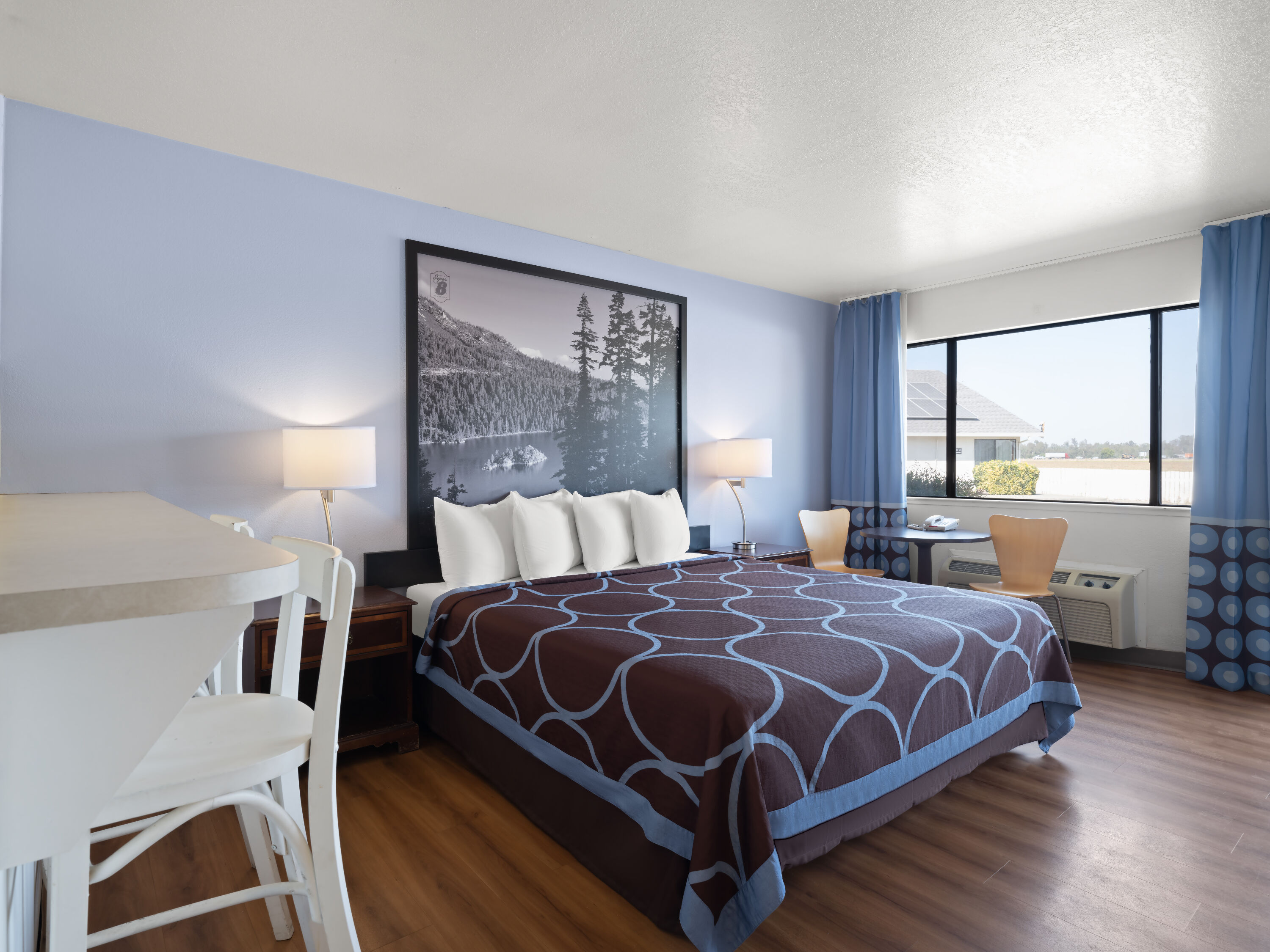 Guest room at the Super 8 by Wyndham Dunnigan in Dunnigan, California