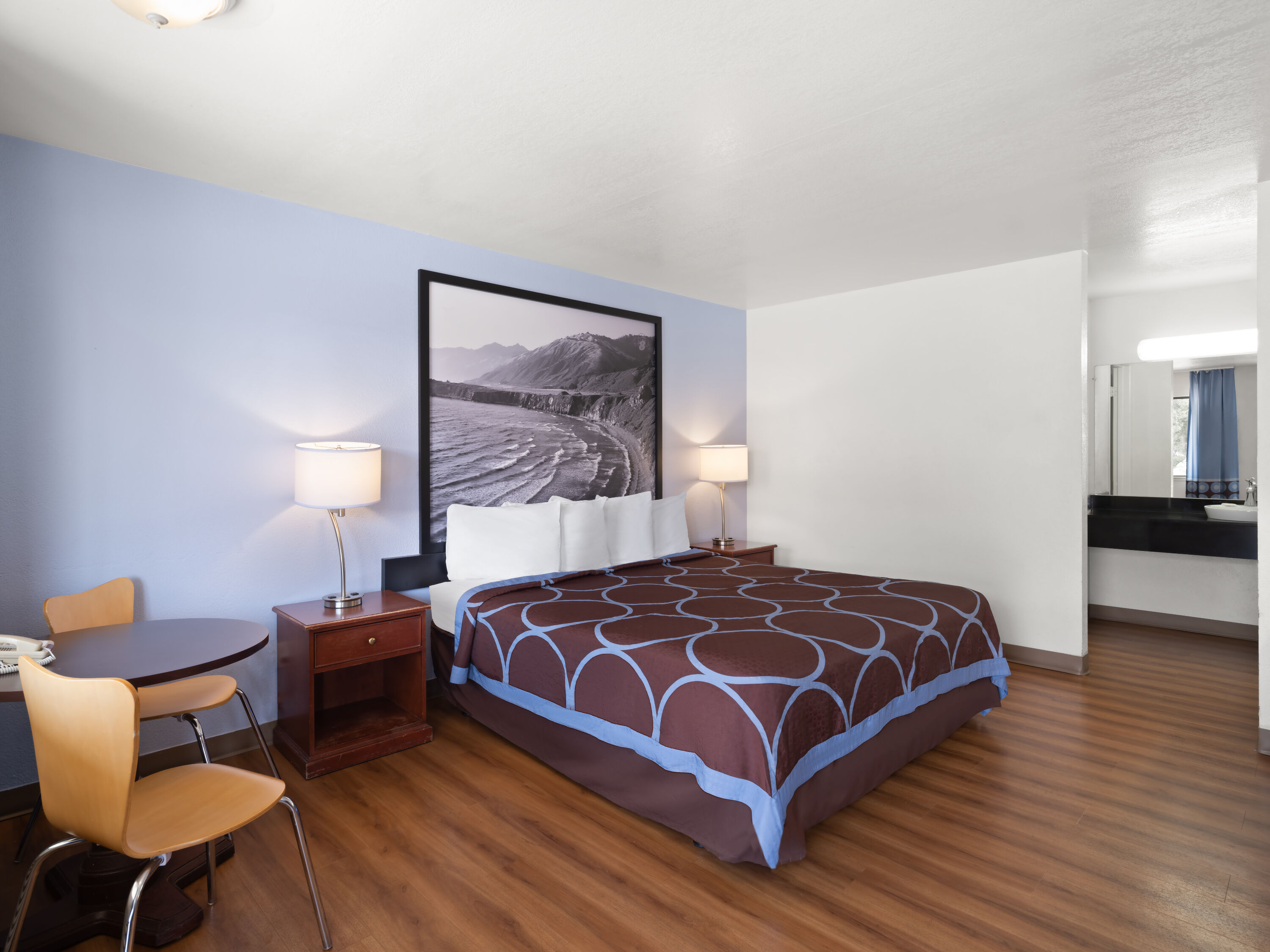 Guest room at the Super 8 by Wyndham Dunnigan in Dunnigan, California