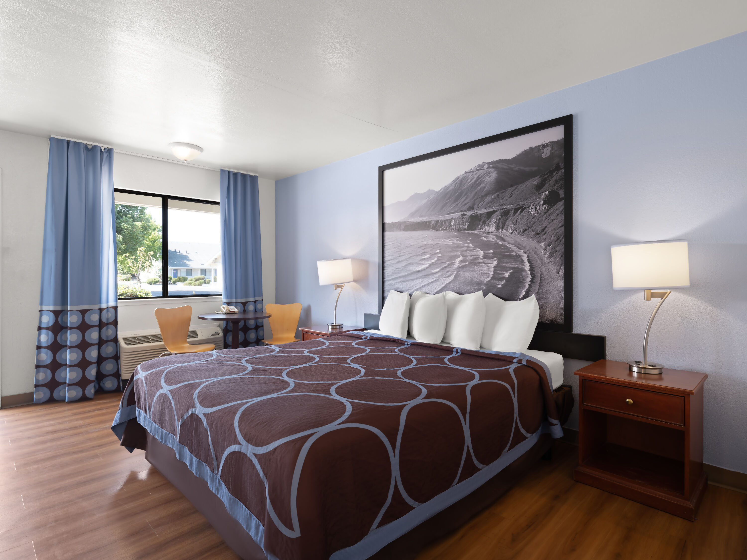 Guest room at the Super 8 by Wyndham Dunnigan in Dunnigan, California