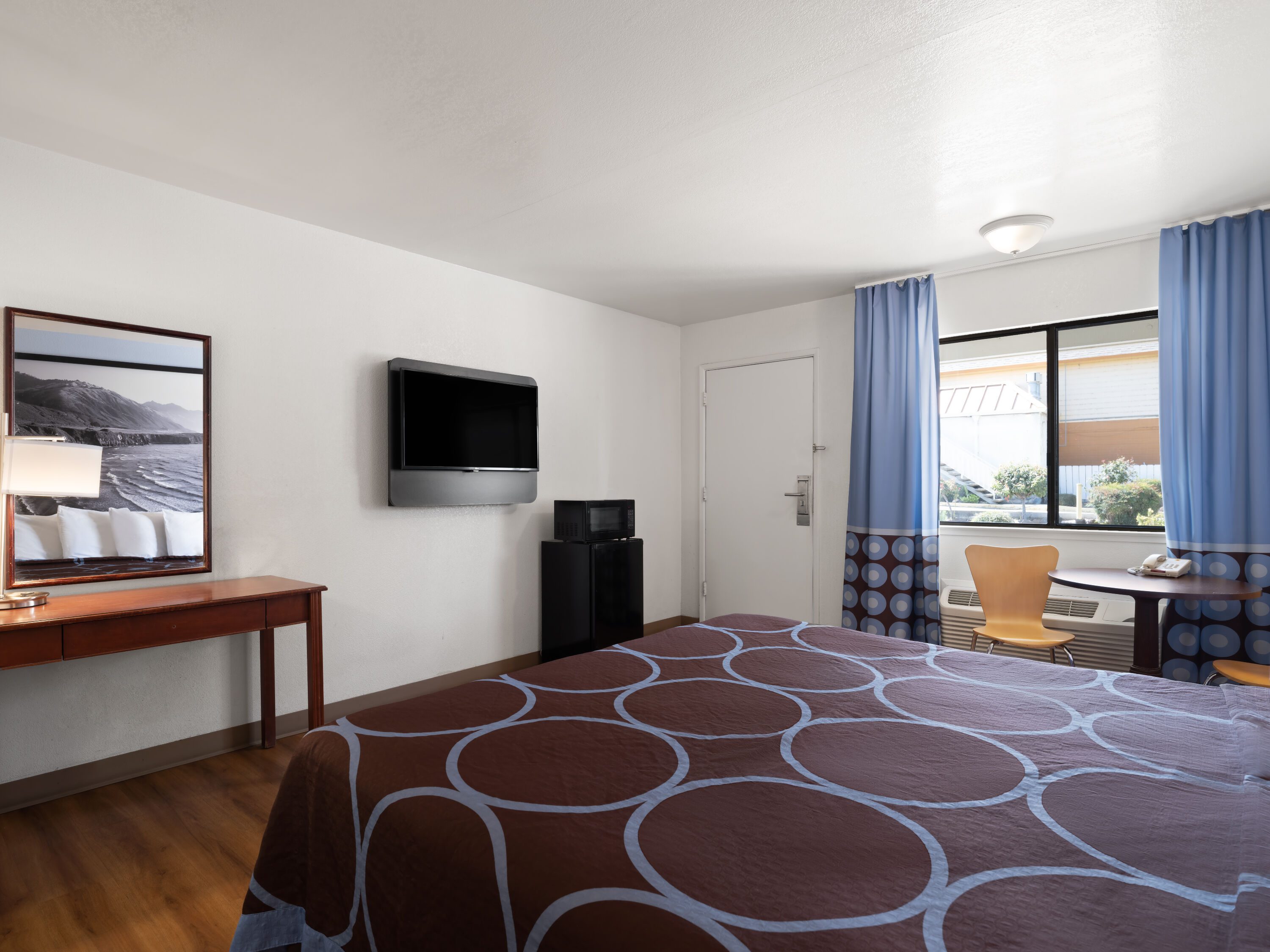 Guest room at the Super 8 by Wyndham Dunnigan in Dunnigan, California