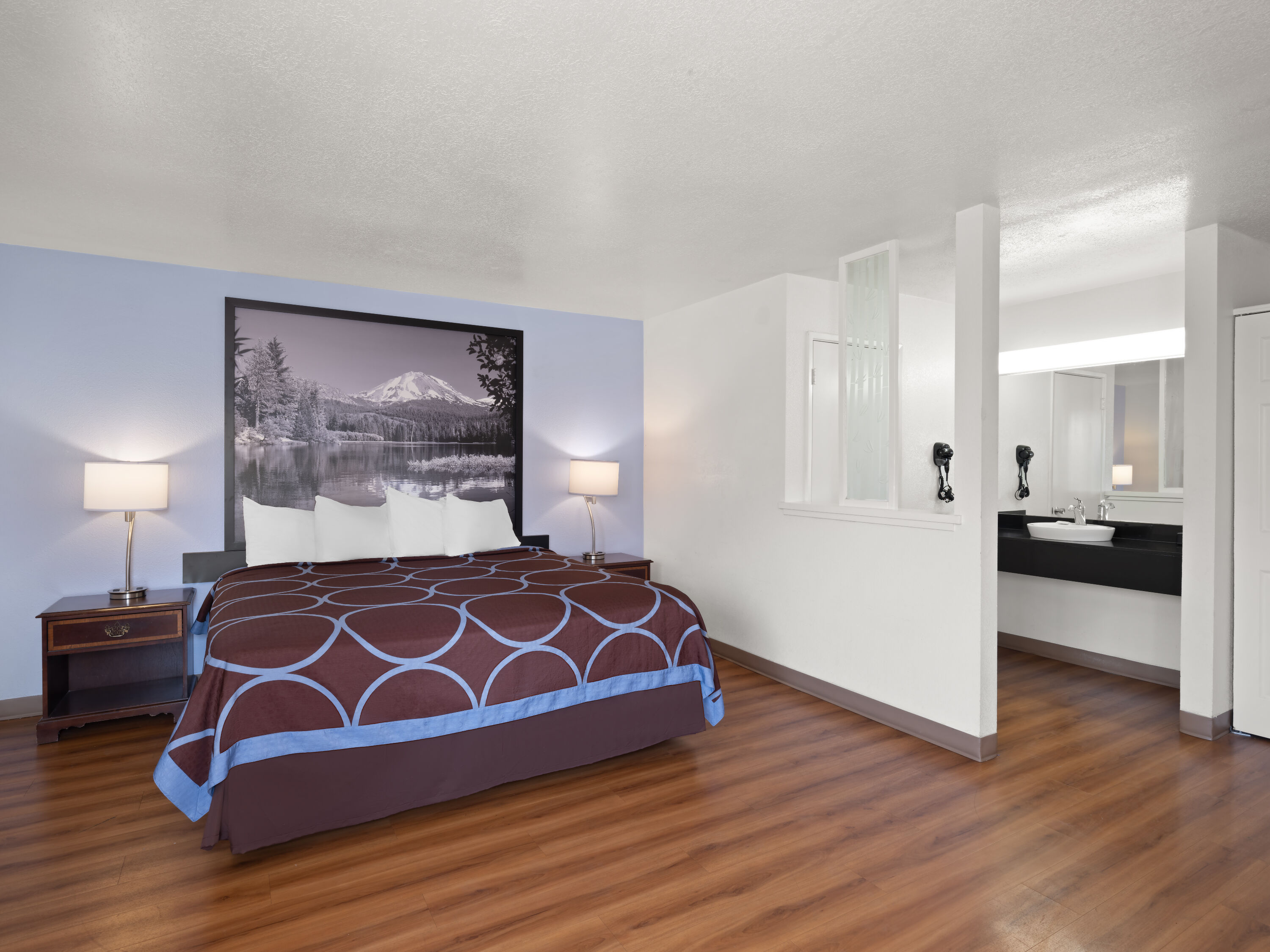 Guest room at the Super 8 by Wyndham Dunnigan in Dunnigan, California