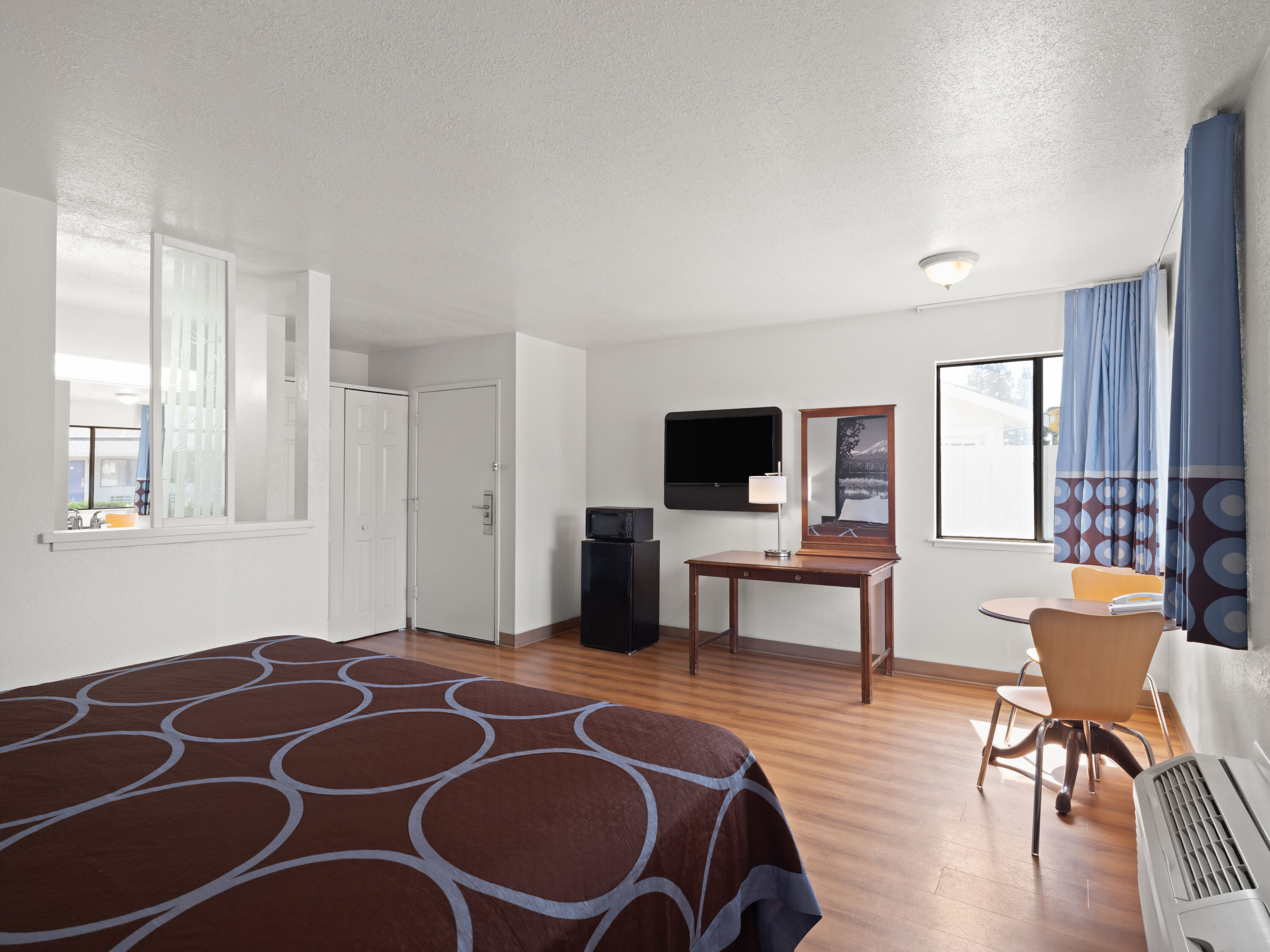 Guest room at the Super 8 by Wyndham Dunnigan in Dunnigan, California