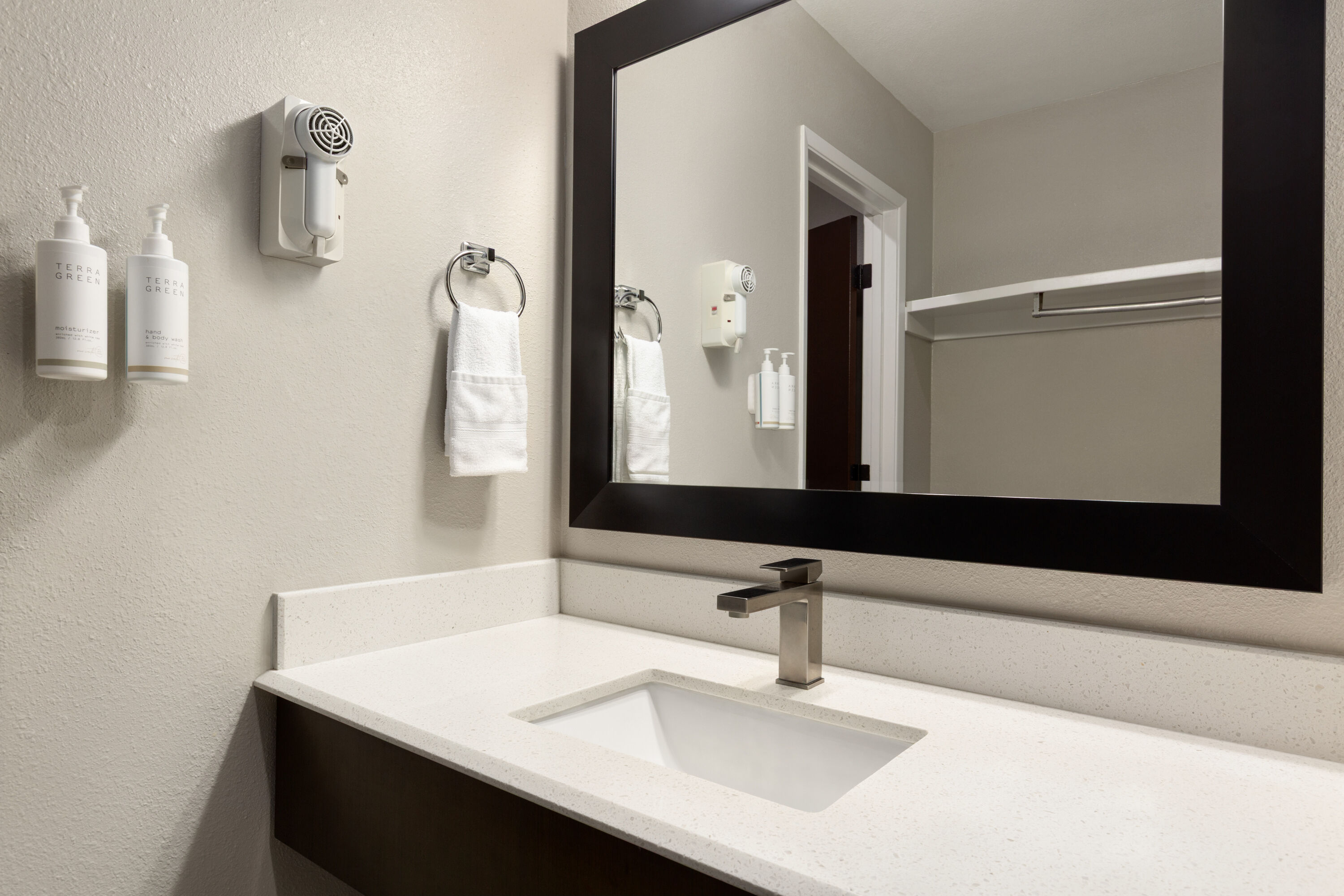 Guest room bath at the Super 8 by Wyndham Eureka in Eureka, California