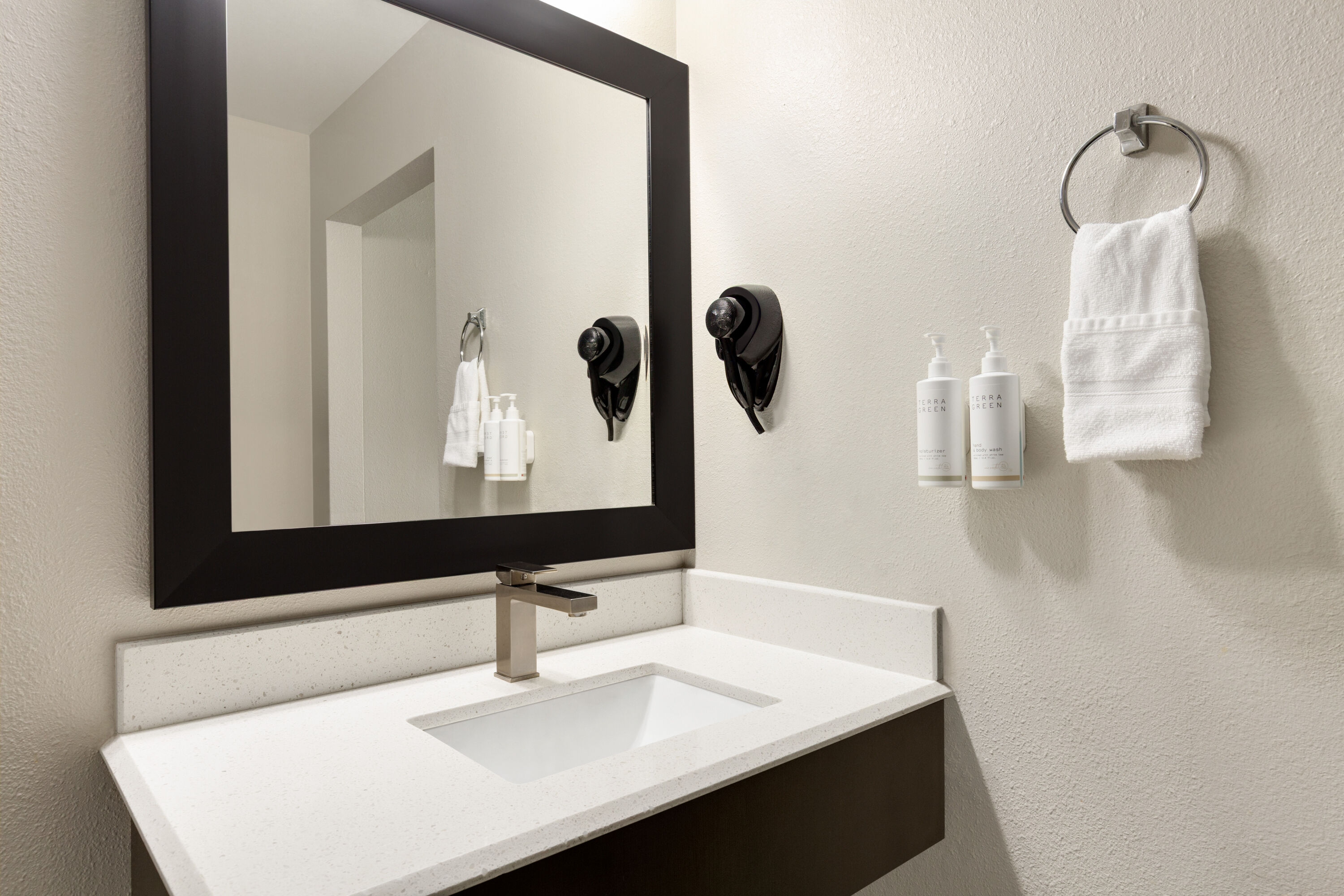 Guest room bath at the Super 8 by Wyndham Eureka in Eureka, California