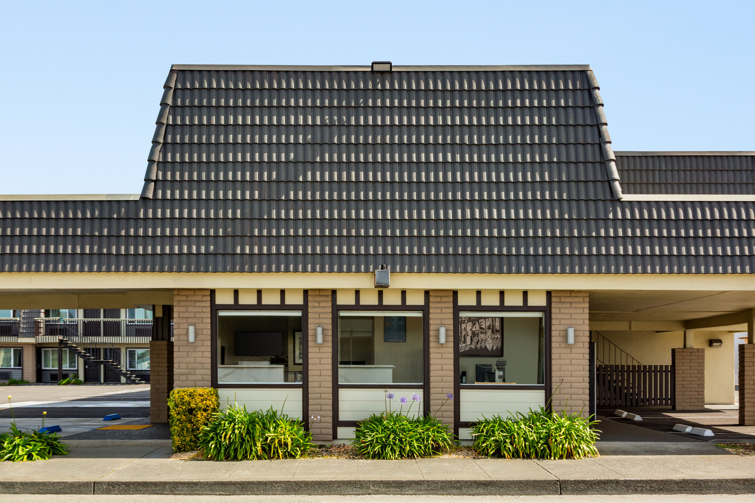 Exterior of Super 8 by Wyndham Eureka hotel in Eureka, California