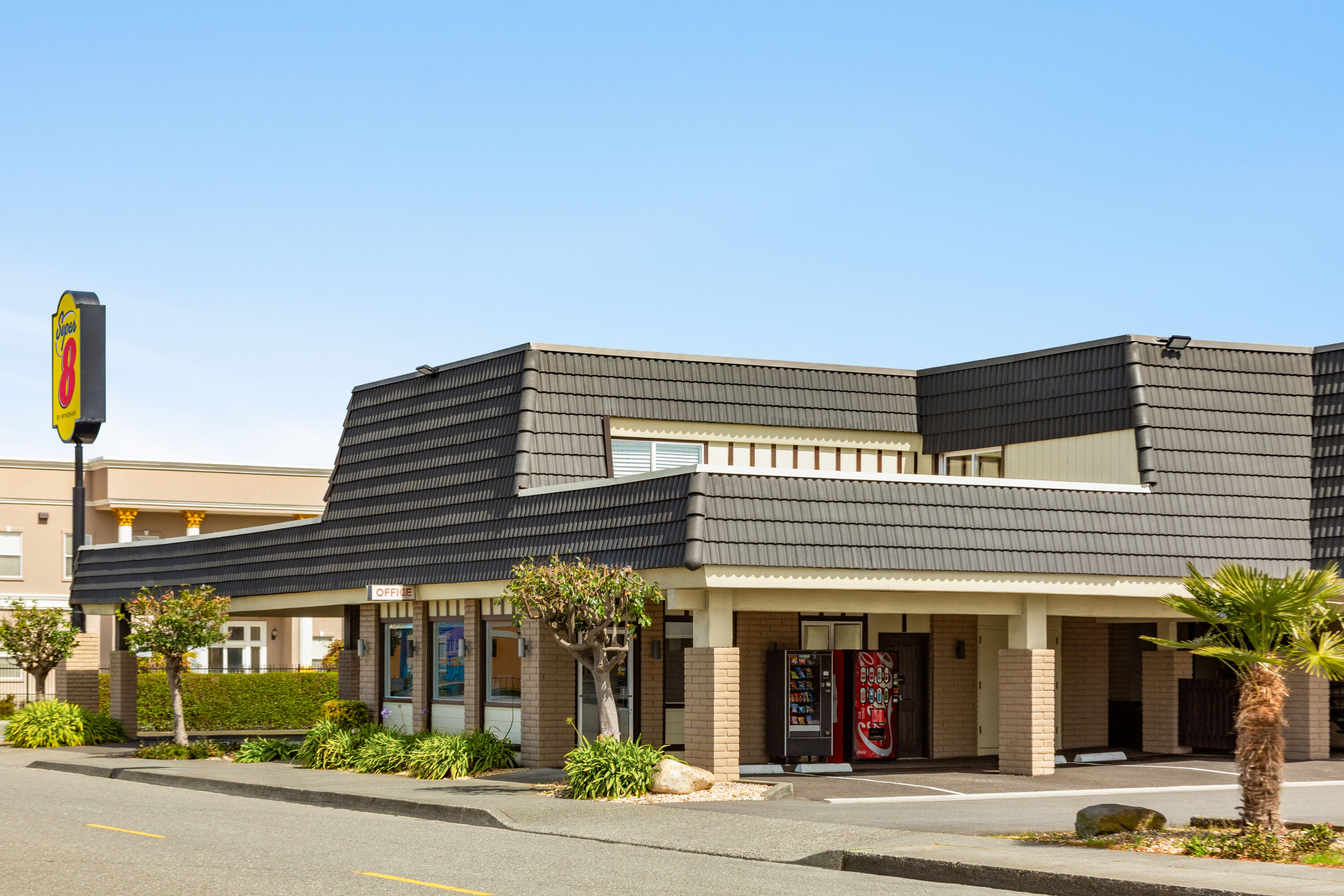 Exterior of Super 8 by Wyndham Eureka hotel in Eureka, California