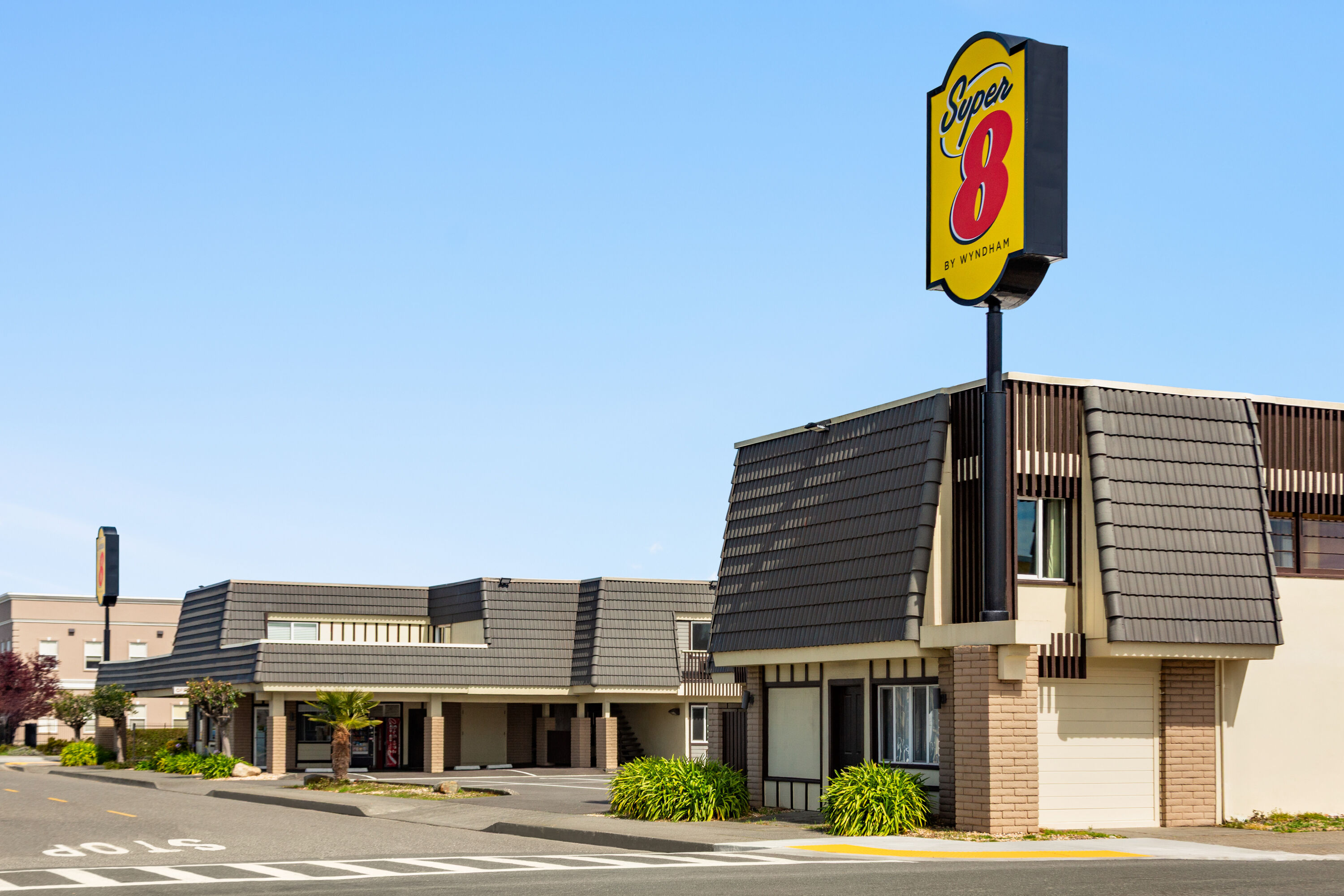 Exterior of Super 8 by Wyndham Eureka hotel in Eureka, California