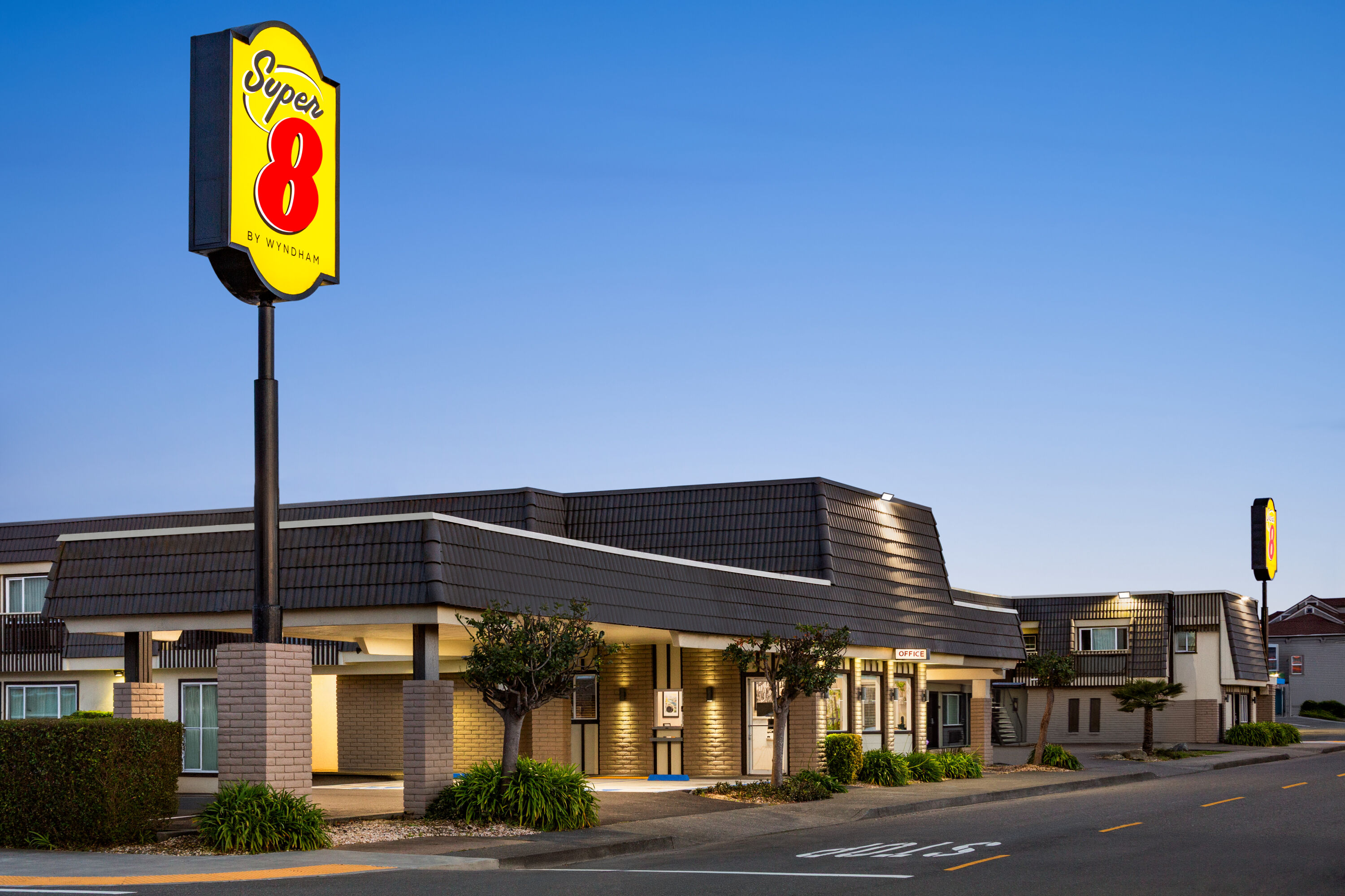 Exterior of Super 8 by Wyndham Eureka hotel in Eureka, California