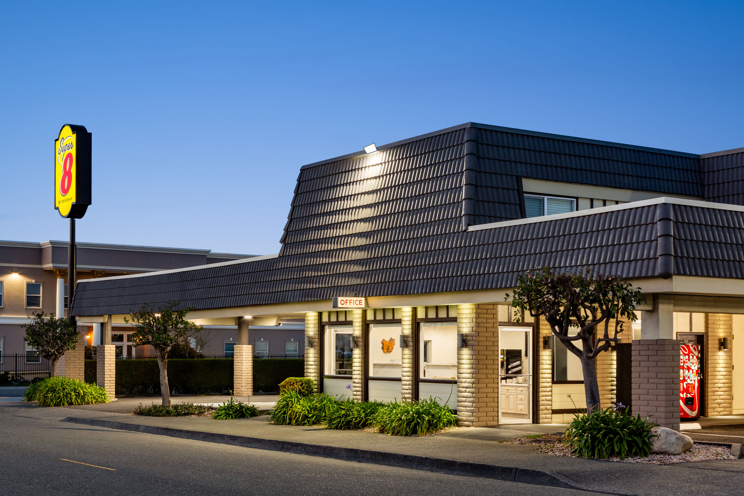 Exterior of Super 8 by Wyndham Eureka hotel in Eureka, California