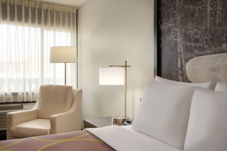 Guest room at the Super 8 Eureka in Eureka, California