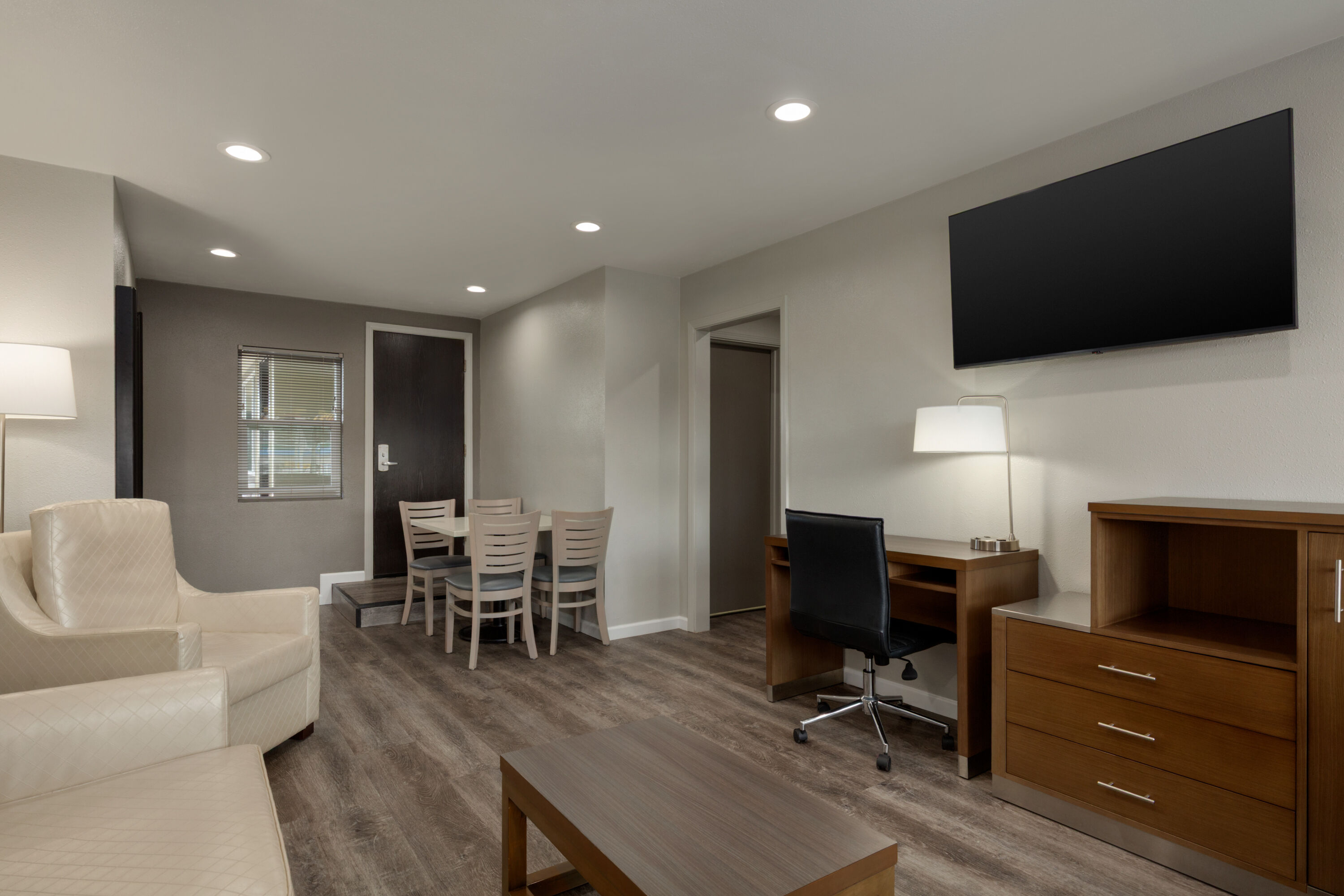 Super 8 by Wyndham Eureka hot tub suite in Eureka, California