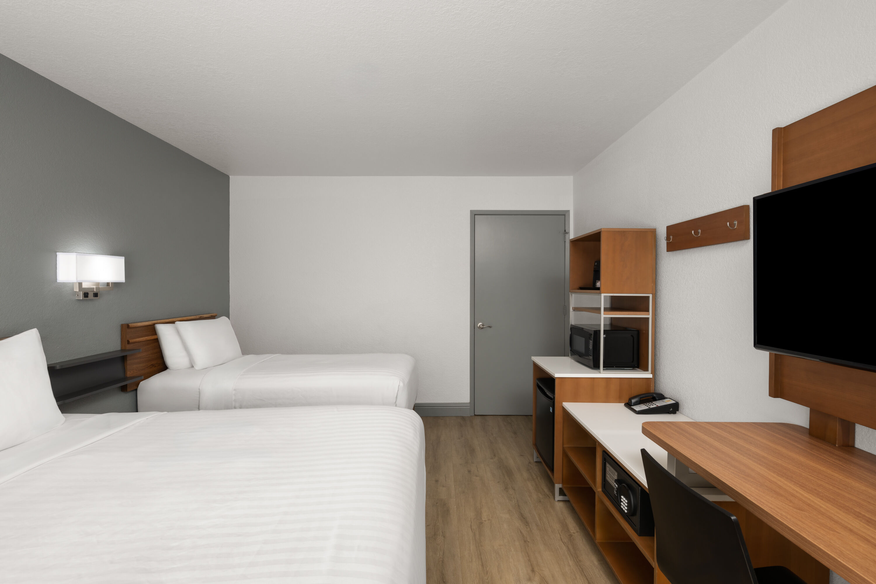 Super 8 by Wyndham Fort Bragg suite in Fort Bragg, California