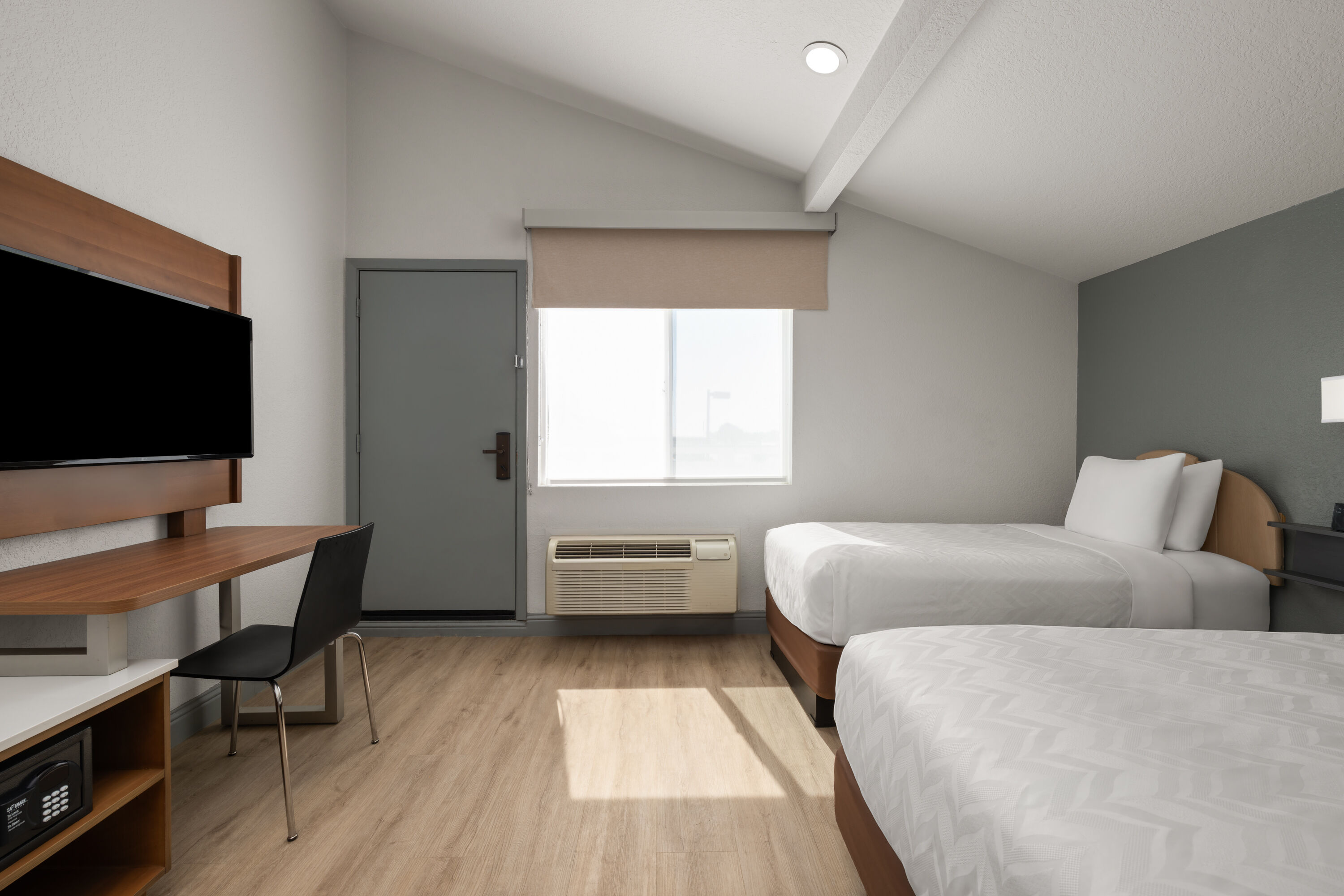 Super 8 by Wyndham Fort Bragg suite in Fort Bragg, California