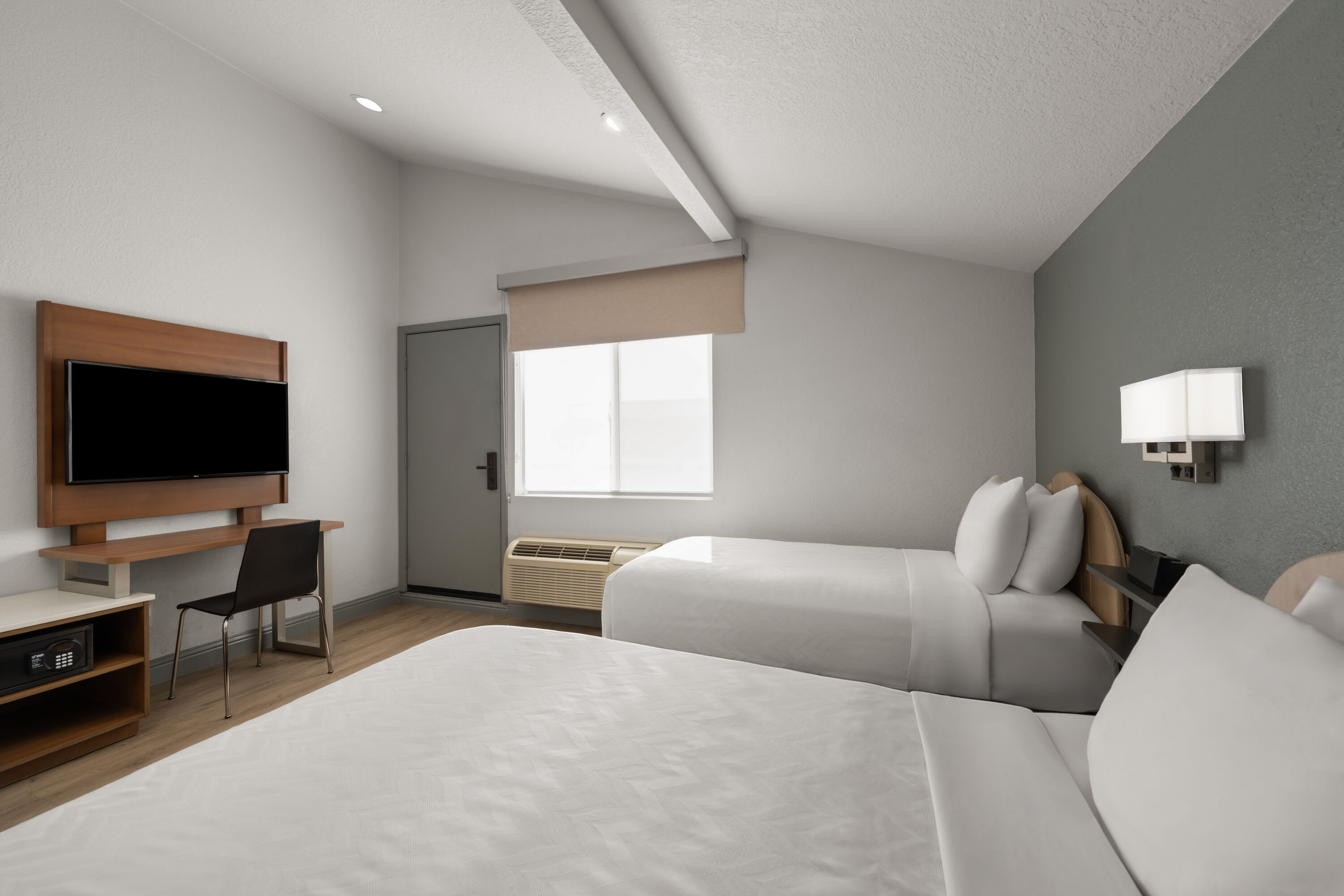 Super 8 by Wyndham Fort Bragg suite in Fort Bragg, California