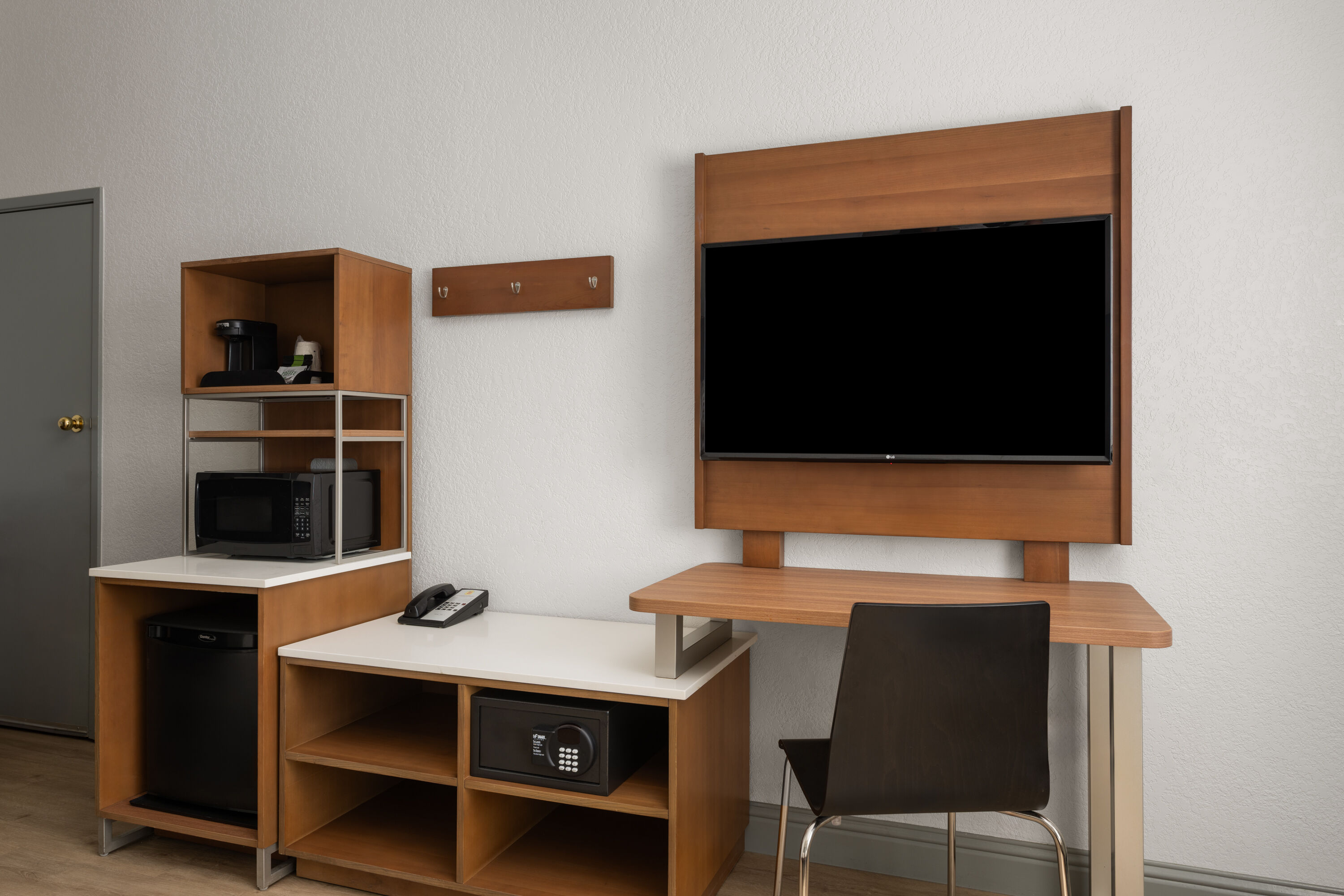 Super 8 by Wyndham Fort Bragg suite in Fort Bragg, California