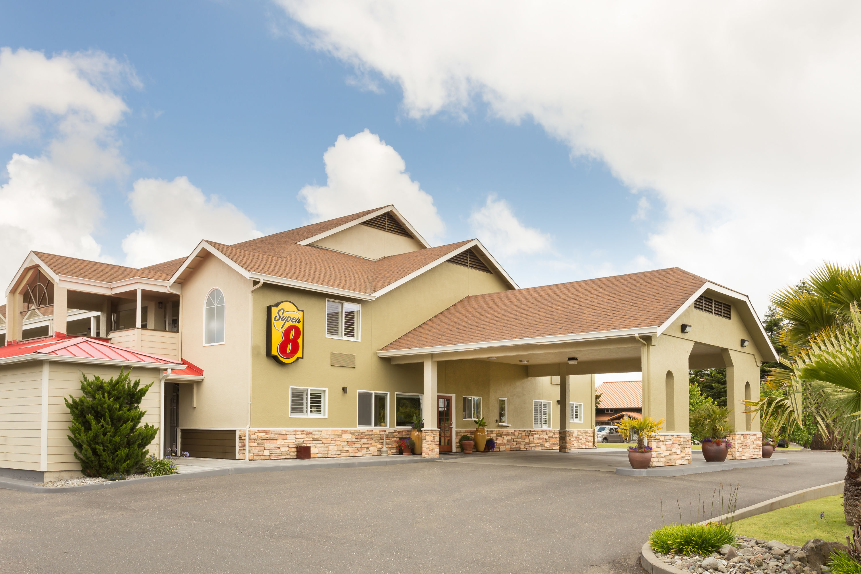 Exterior Day Image of Super 8 by Wyndham Fortuna hotel in Fortuna, California