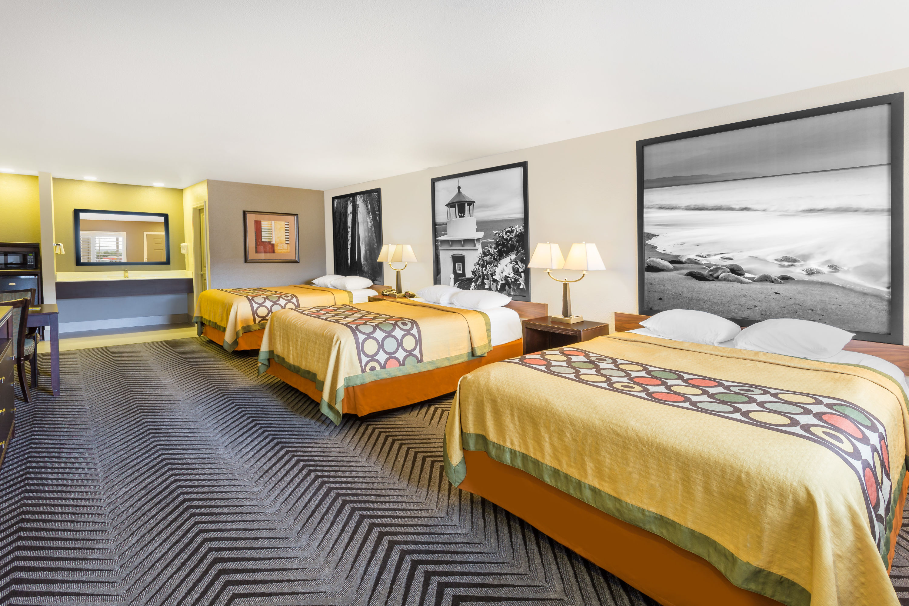 Super 8 by Wyndham Fortuna suite in Fortuna, California