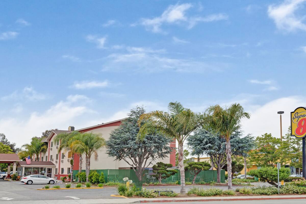 Super 8 By Wyndham Gilroy Hotels Ca 95020 3624 Exterior Of Super 8 By Wyndham Gilroy Hotel In California