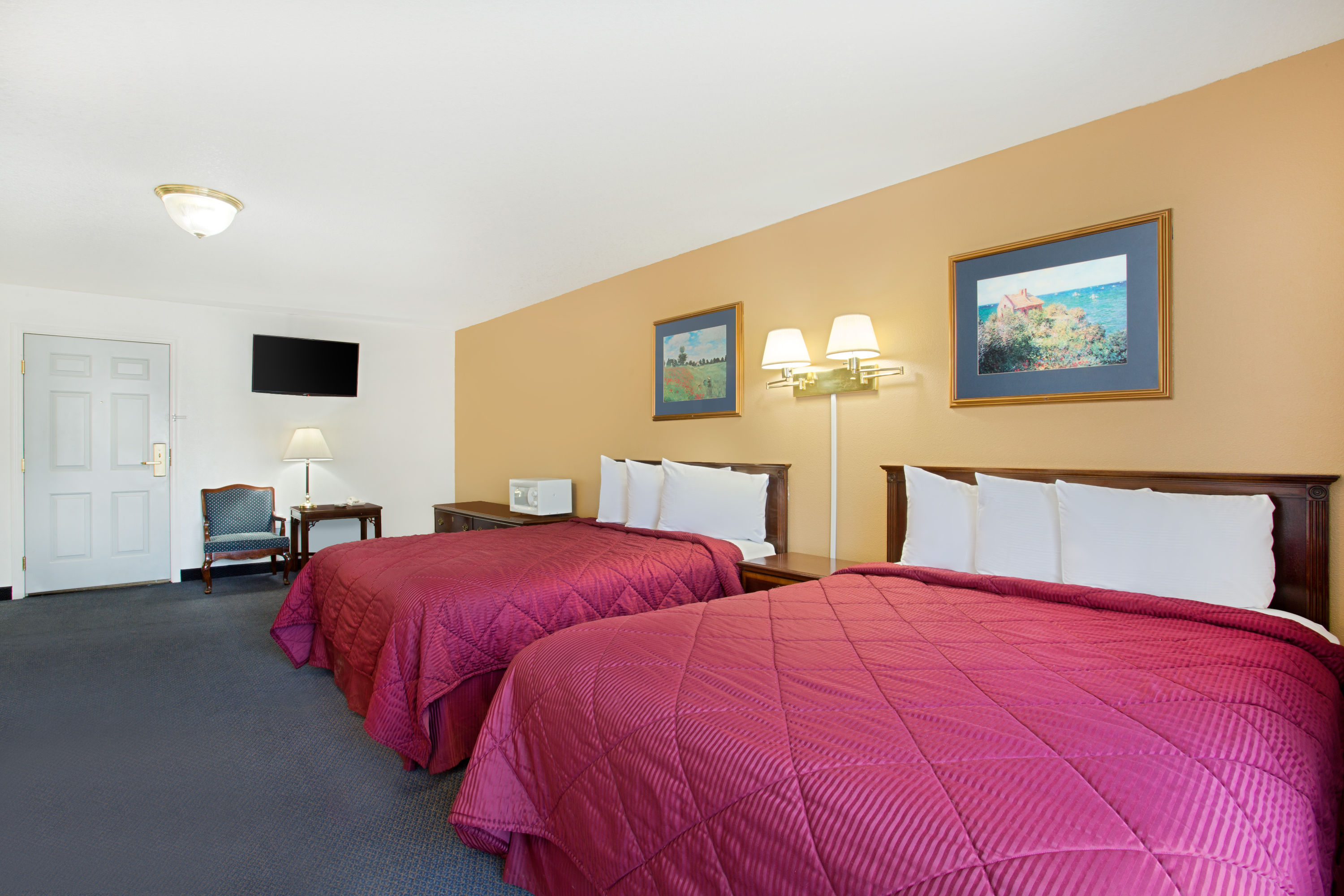 Guest room at the Super 8 by Wyndham Oroville in Oroville, California