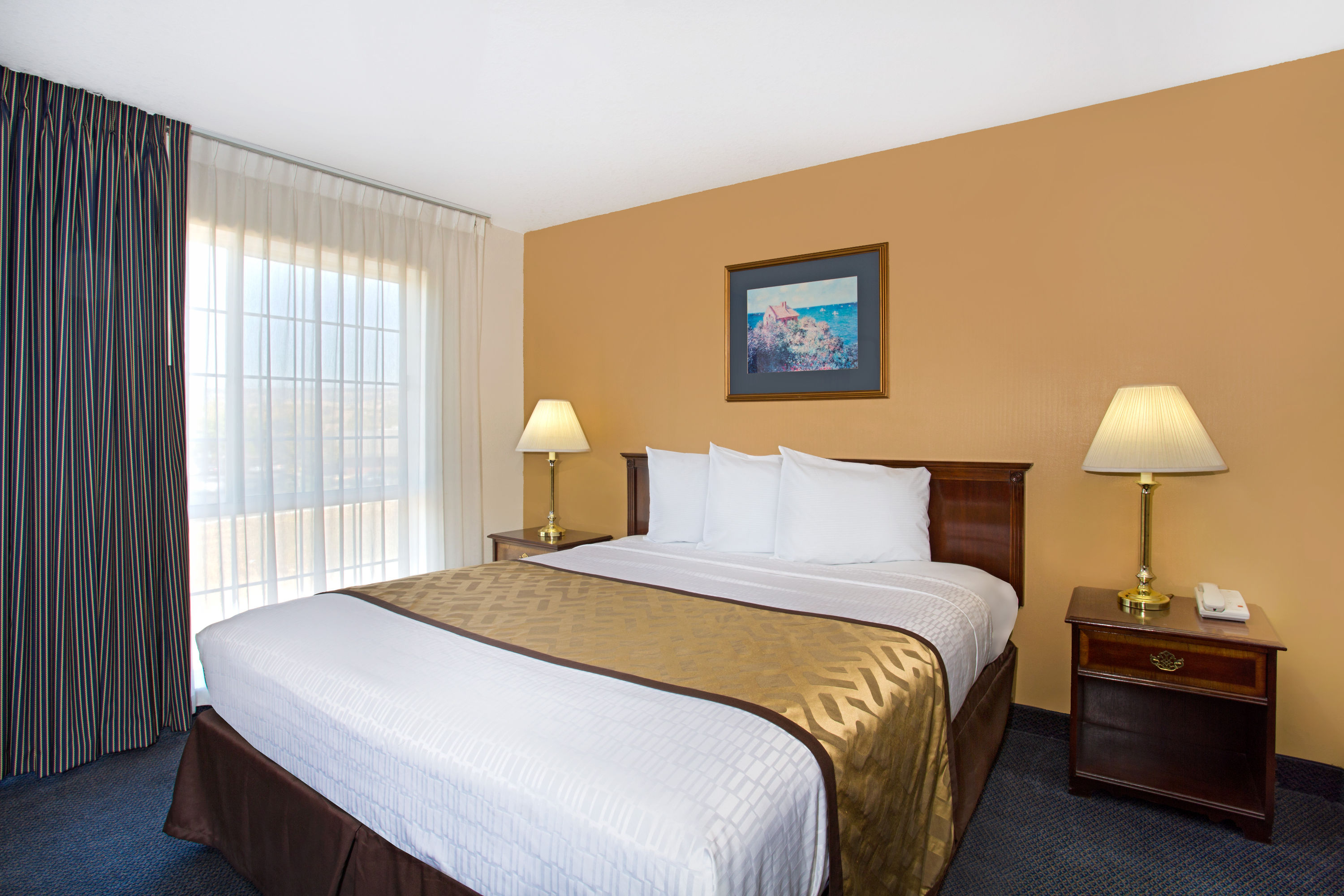 Guest room at the Super 8 by Wyndham Oroville in Oroville, California