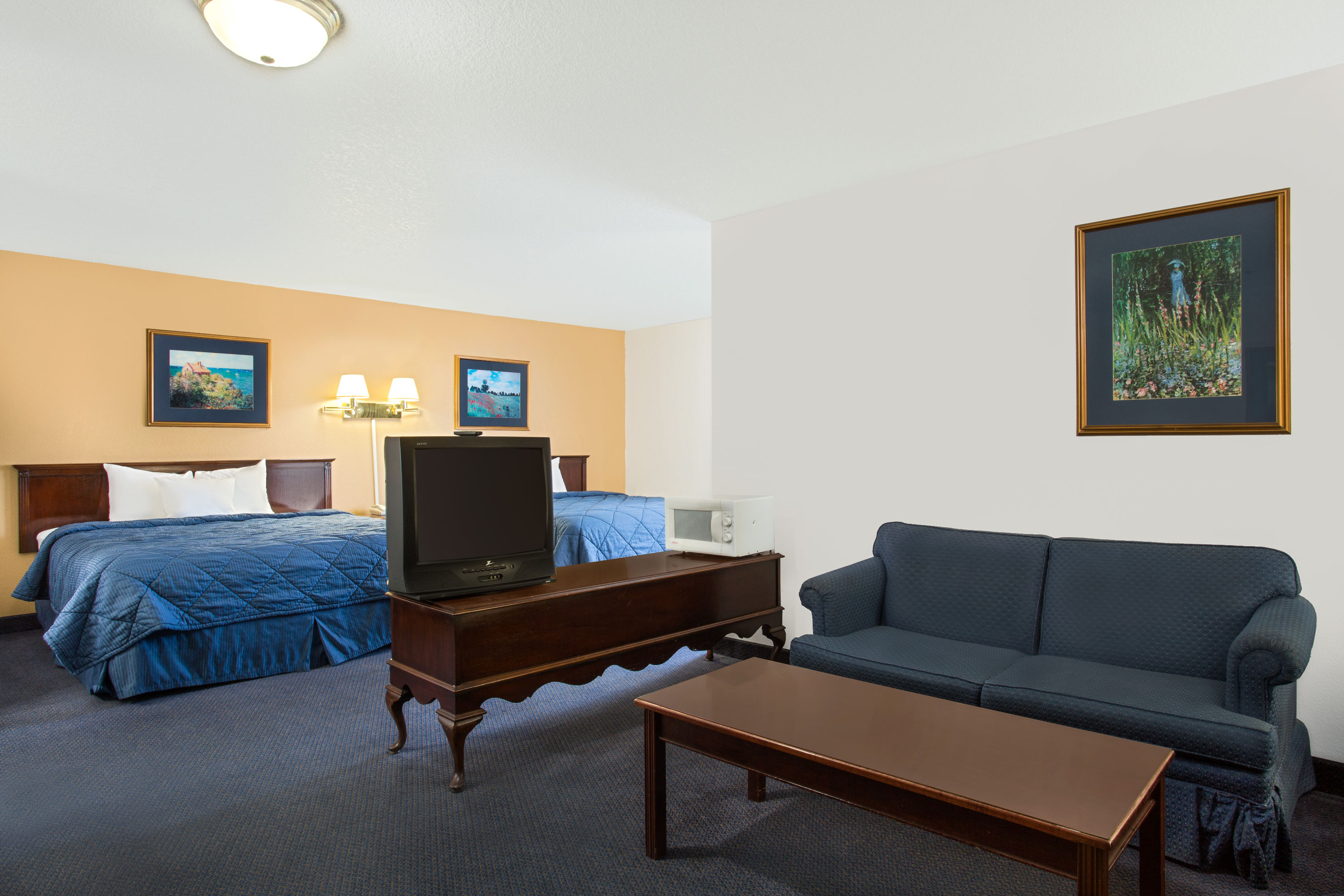 Guest room at the Super 8 by Wyndham Oroville in Oroville, California