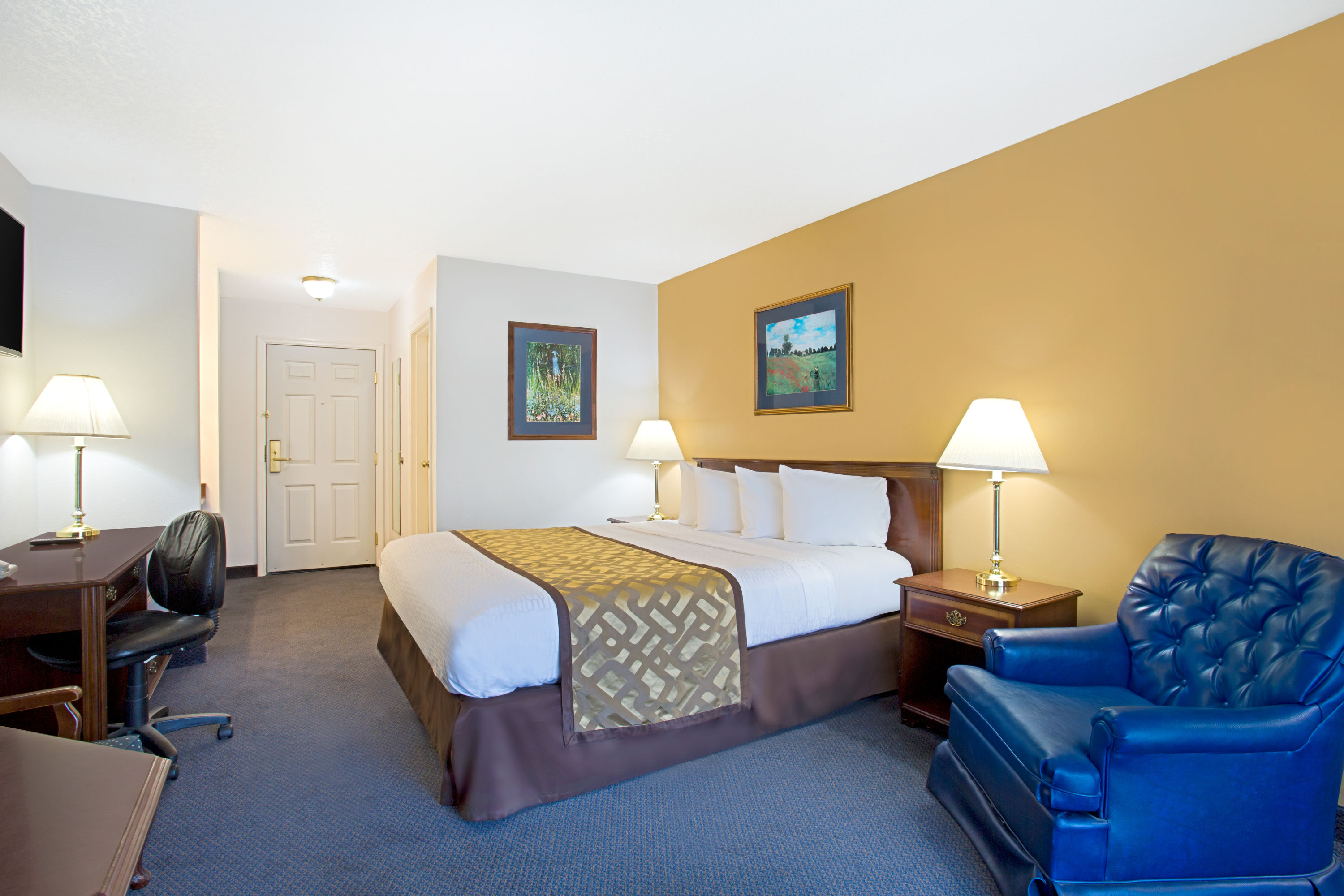 Guest room at the Super 8 by Wyndham Oroville in Oroville, California