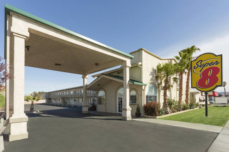 Exterior of Super 8 Ridgecrest hotel in Ridgecrest, California