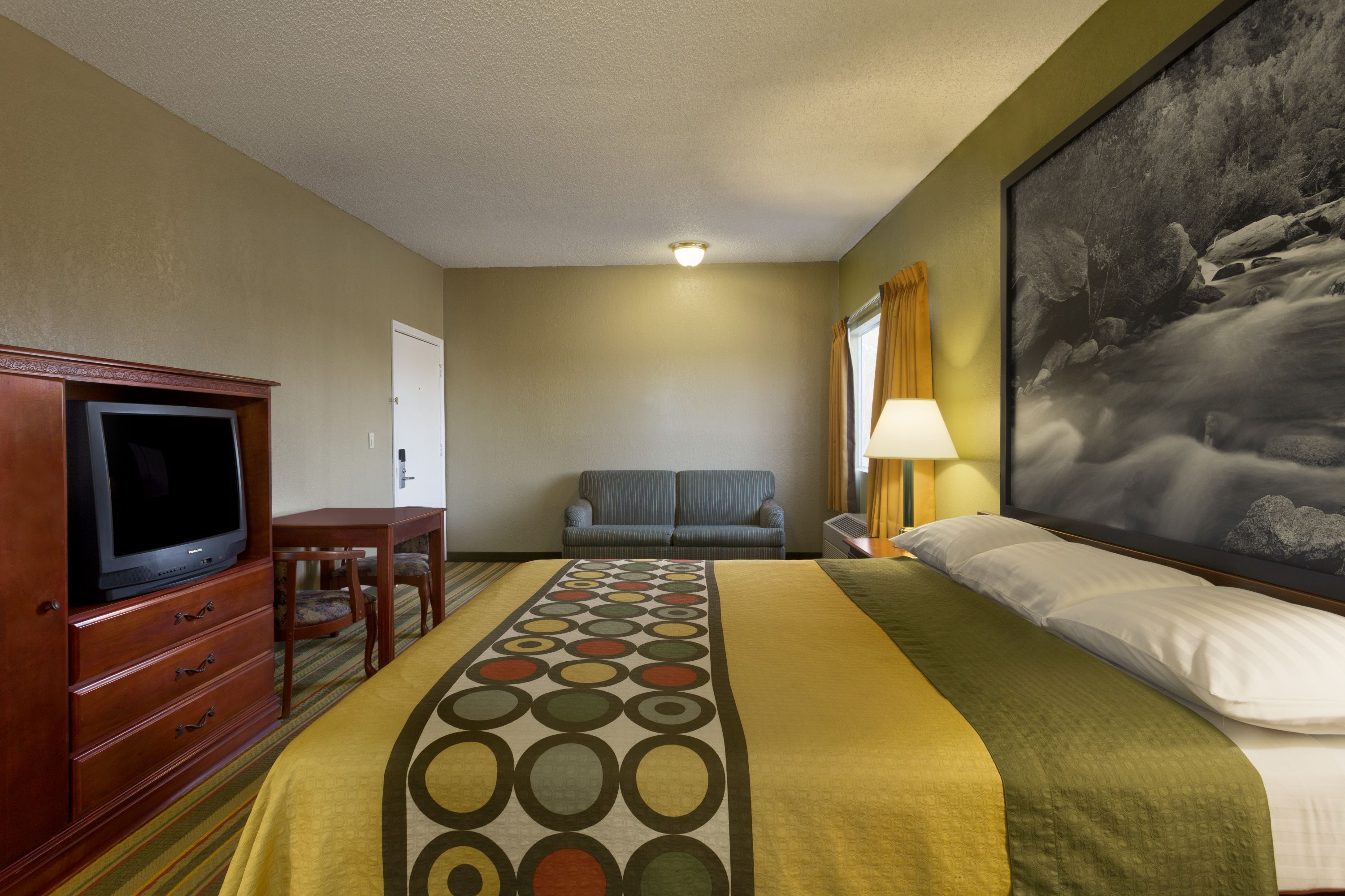 Super 8 by Wyndham Ridgecrest suite in Ridgecrest, California