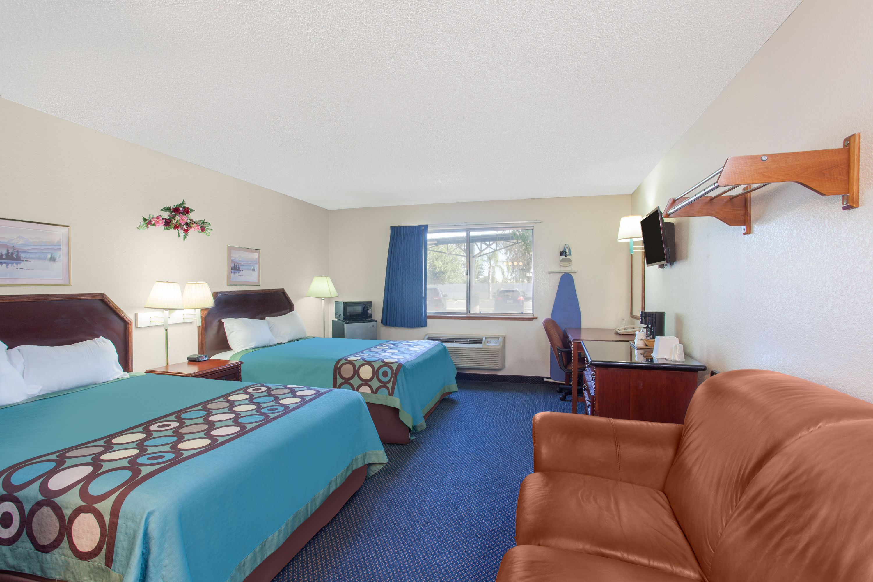 Super 8 by Wyndham Selma/Fresno Area suite in Selma, California