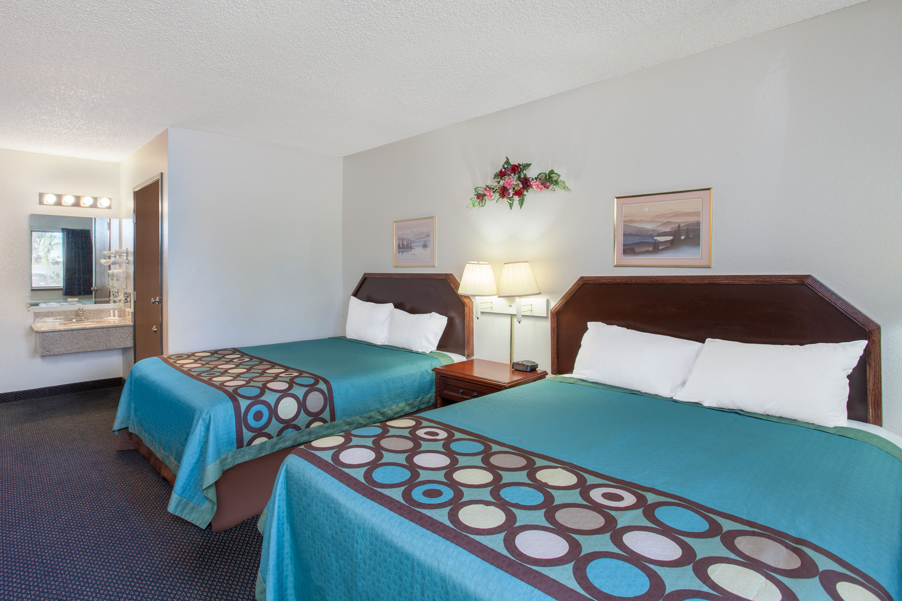Super 8 by Wyndham Selma/Fresno Area suite in Selma, California
