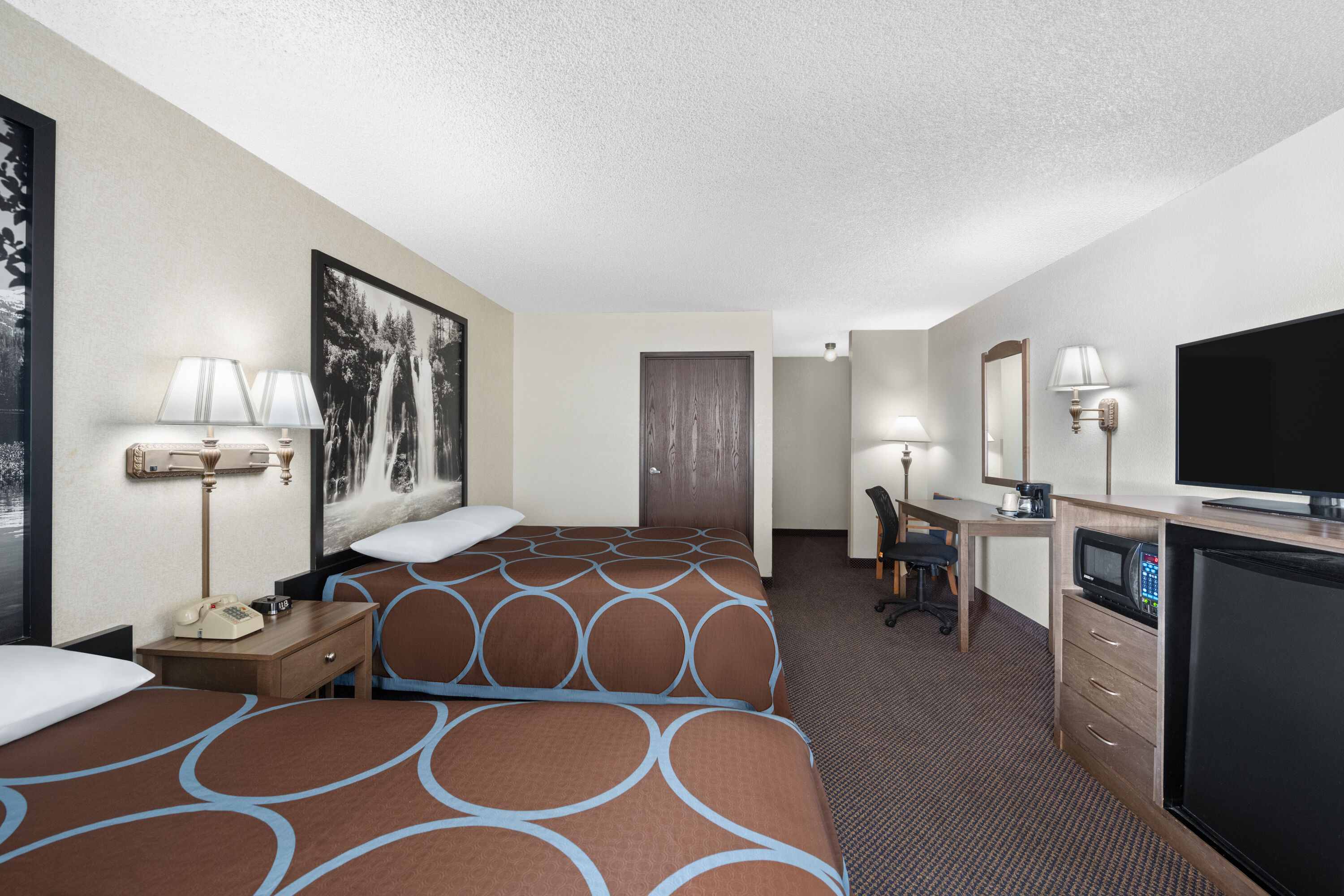 Guest room at the Super 8 by Wyndham Susanville in Susanville, California