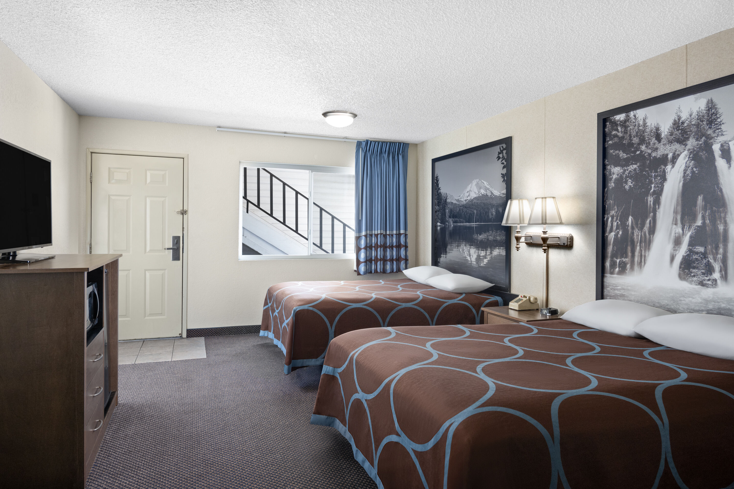 Guest room at the Super 8 by Wyndham Susanville in Susanville, California
