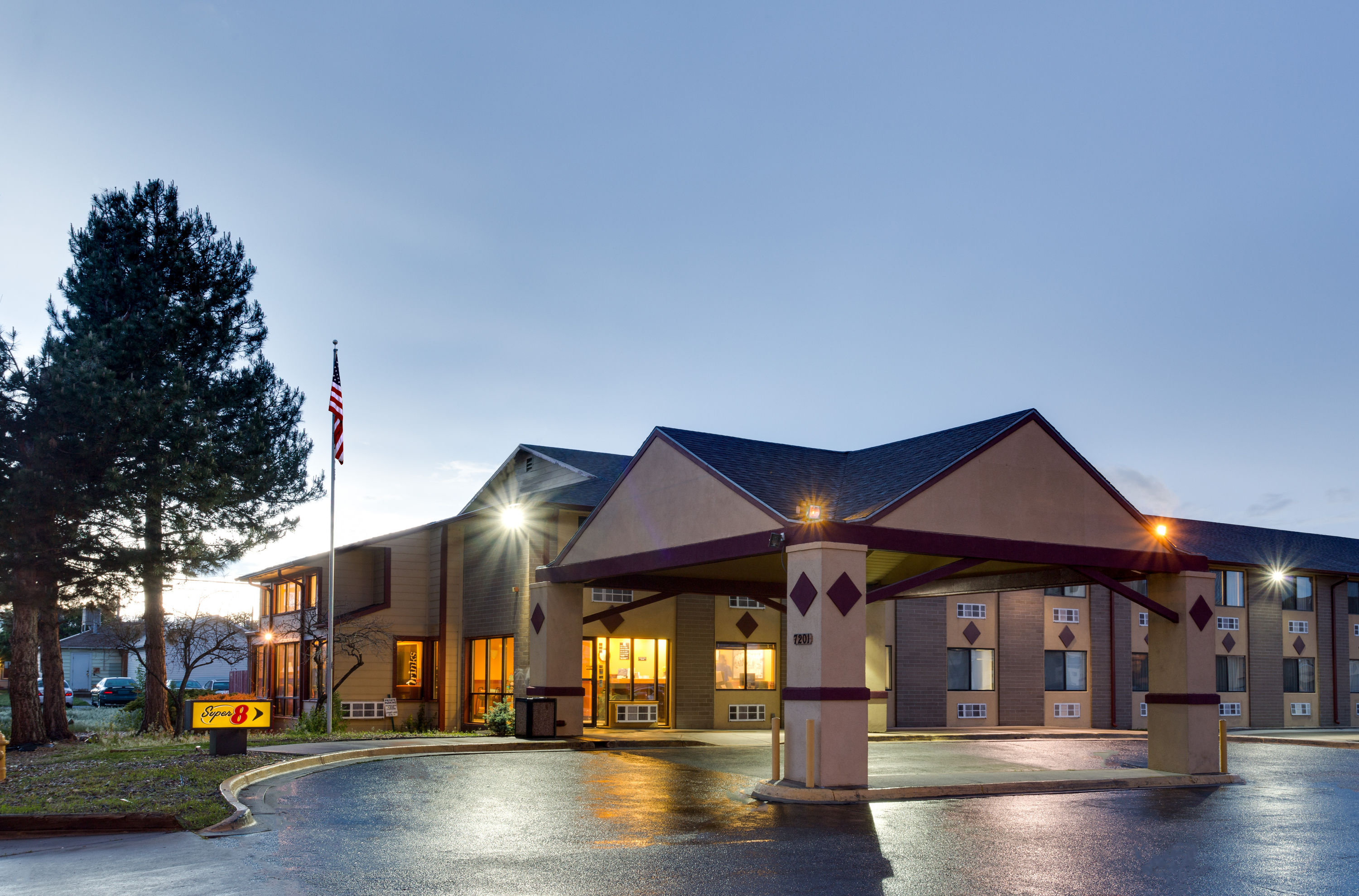 Super 8 By Wyndham Denver Stapleton Denver Co Hotels