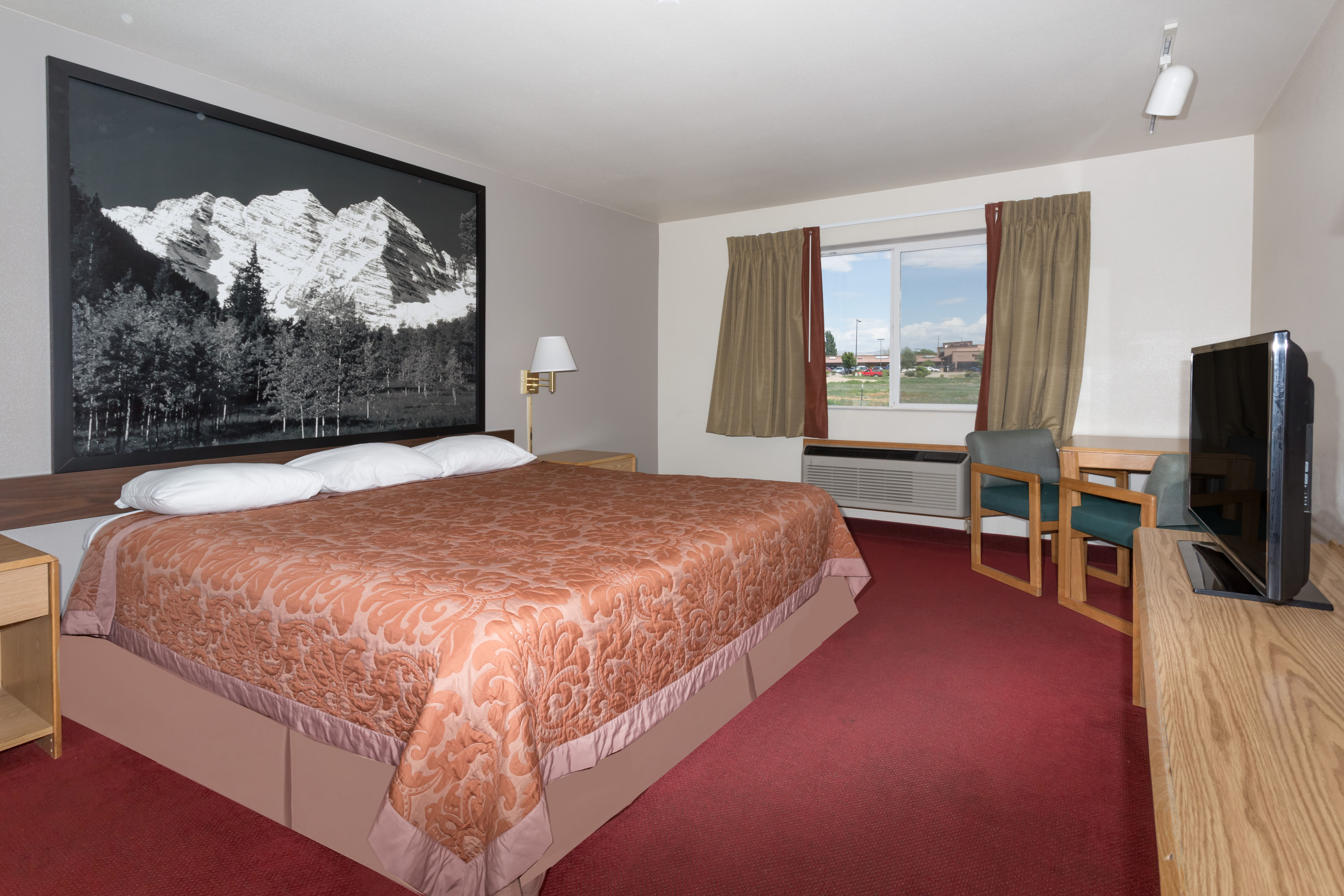 Guest room at the Super 8 by Wyndham Fruita in Fruita, Colorado