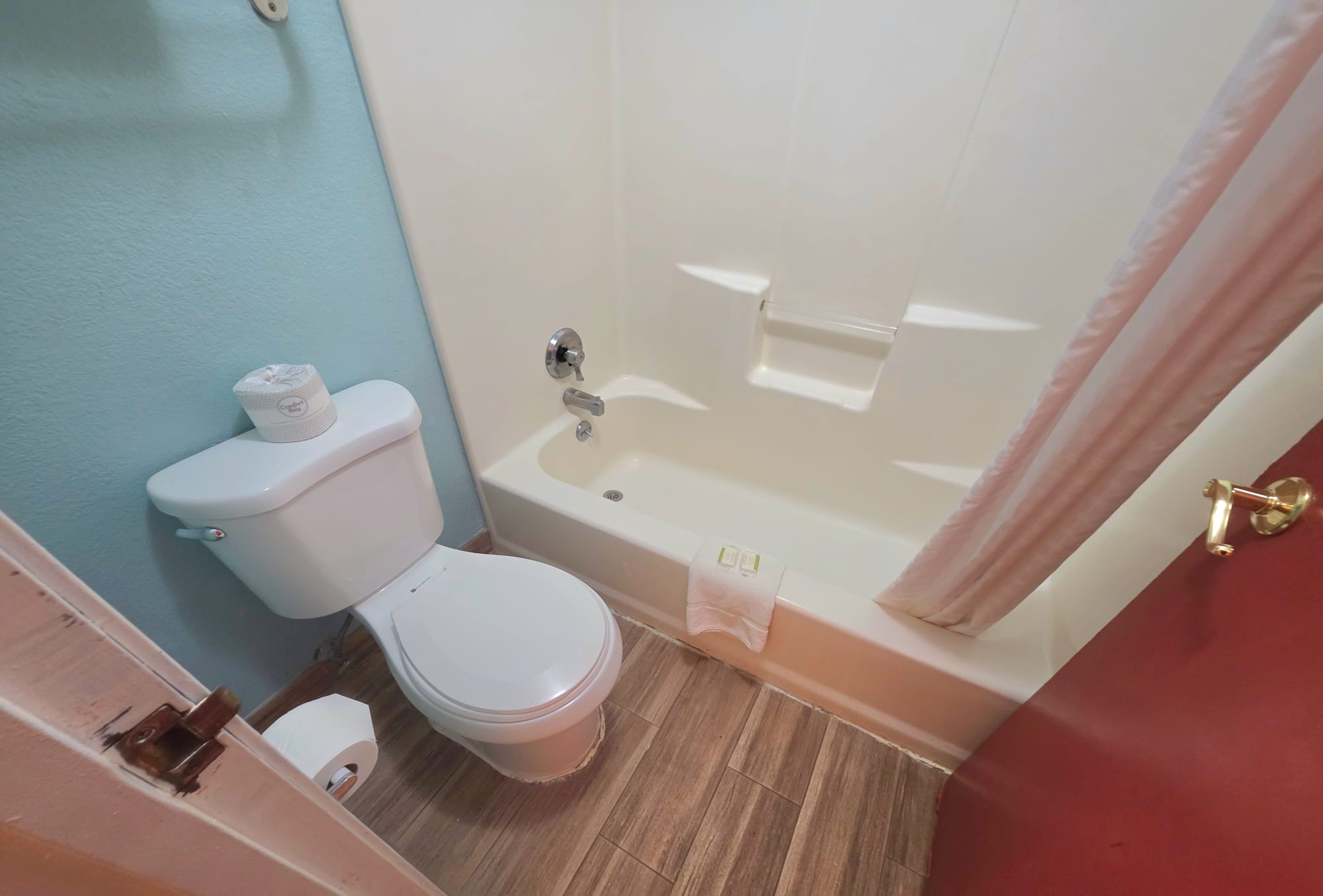 Guest room bath at the Super 8 by Wyndham Henderson North East Denver in Henderson, Colorado