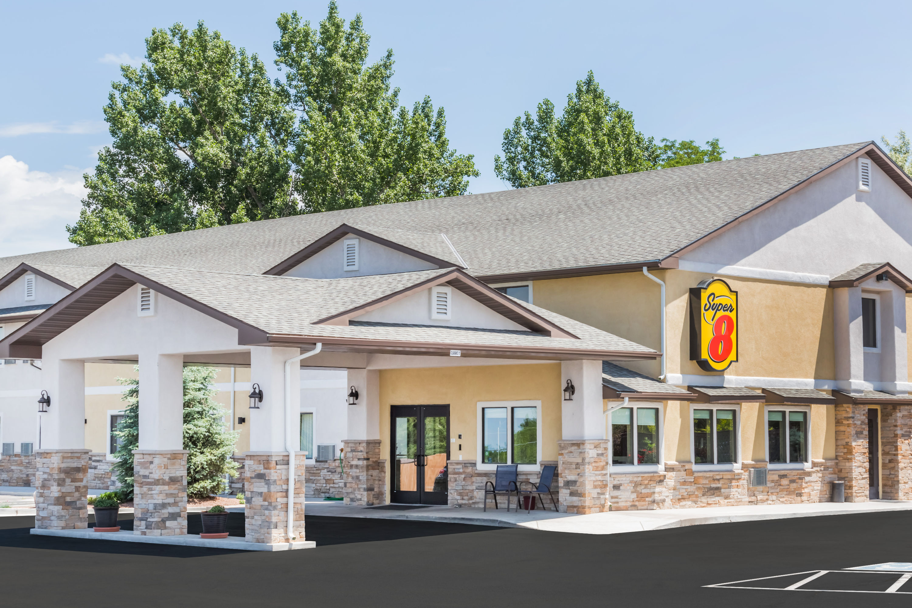 Exterior Day Image of Super 8 by Wyndham Montrose hotel in Montrose, Colorado