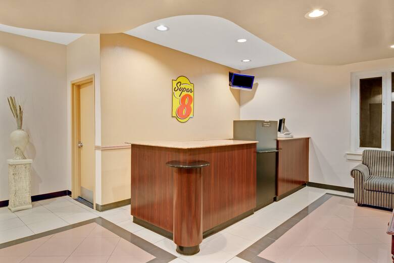 Super 8 By Wyndham Ord New Haven Hotels Ct 06460 Super 8 By Wyndham Ord New Haven Hotel Lobby In Connecticut