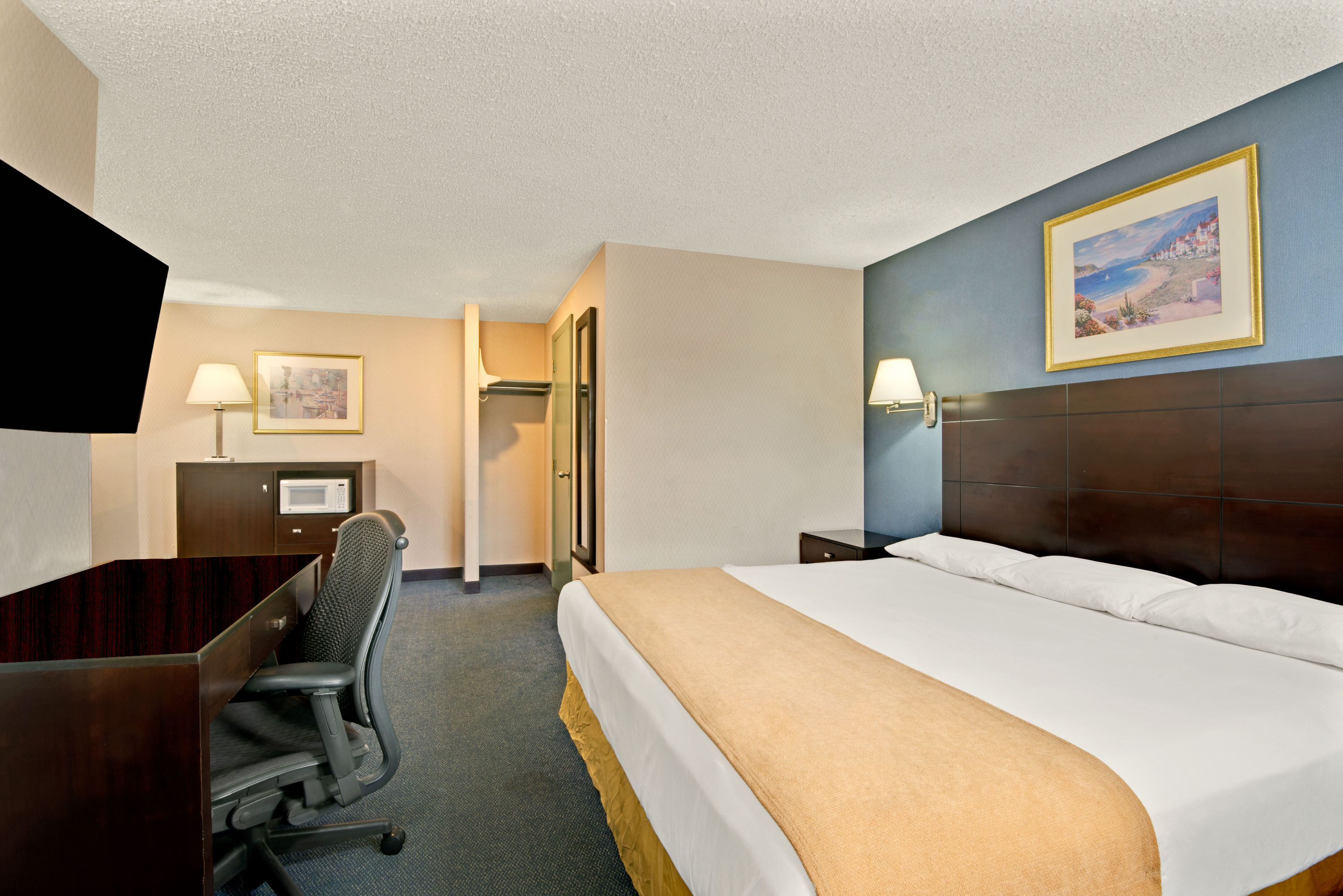 Super 8 by Wyndham Milford/New Haven suite in Milford, Connecticut