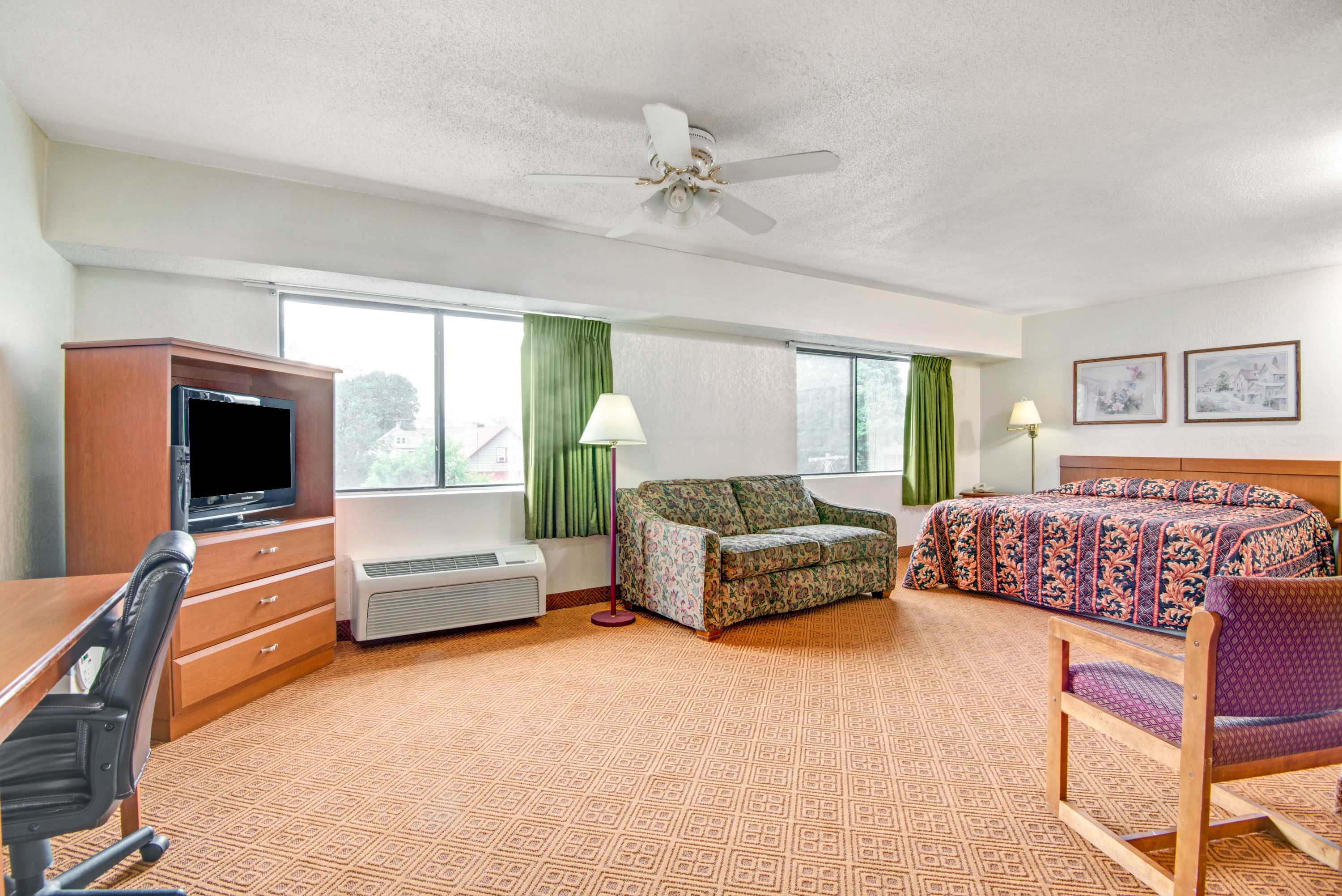 Super 8 by Wyndham Stamford/New York City Area suite in Stamford, Connecticut