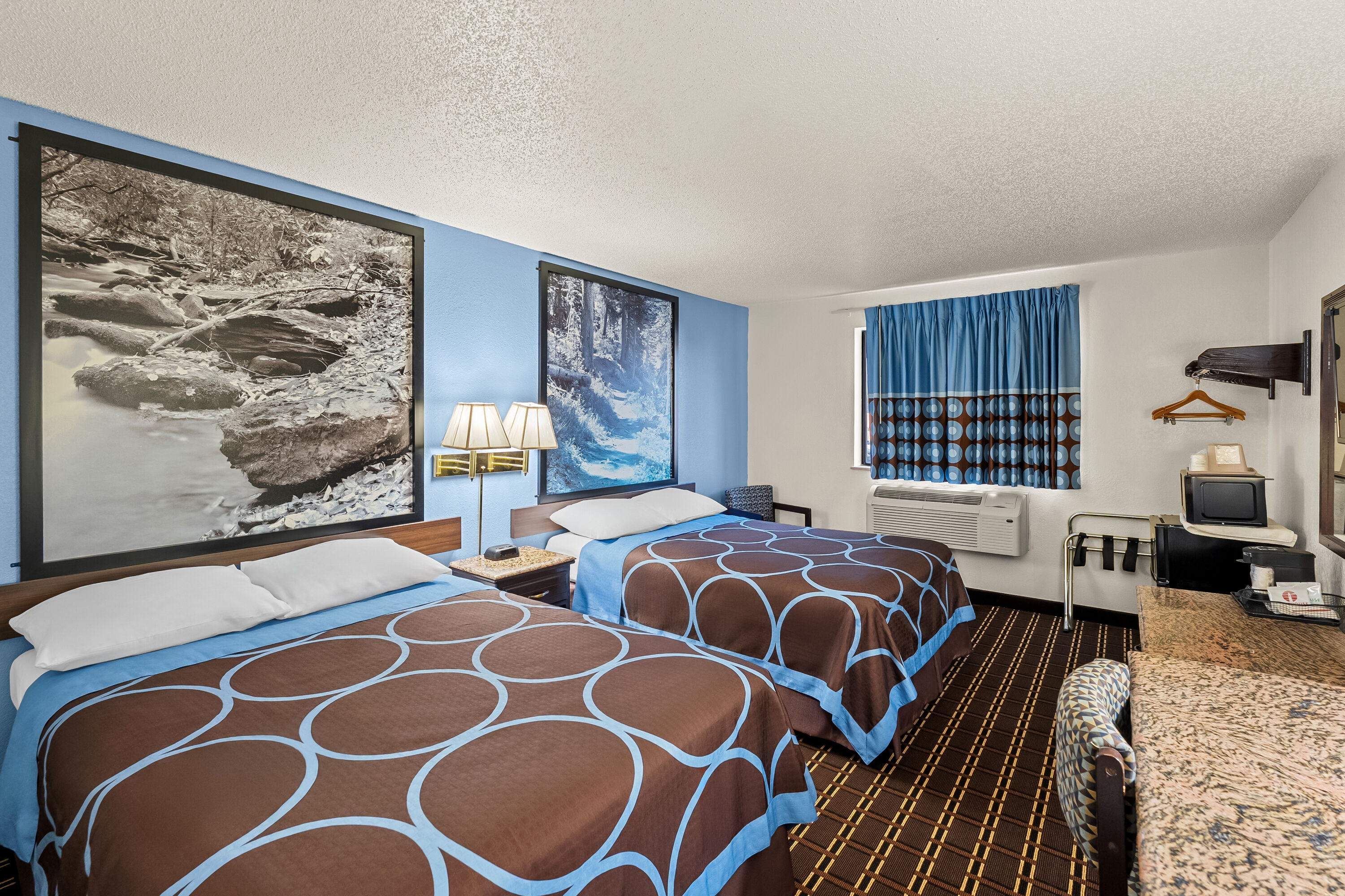 Double bed guest room at the Super 8 by Wyndham New Castle in New Castle, Delaware