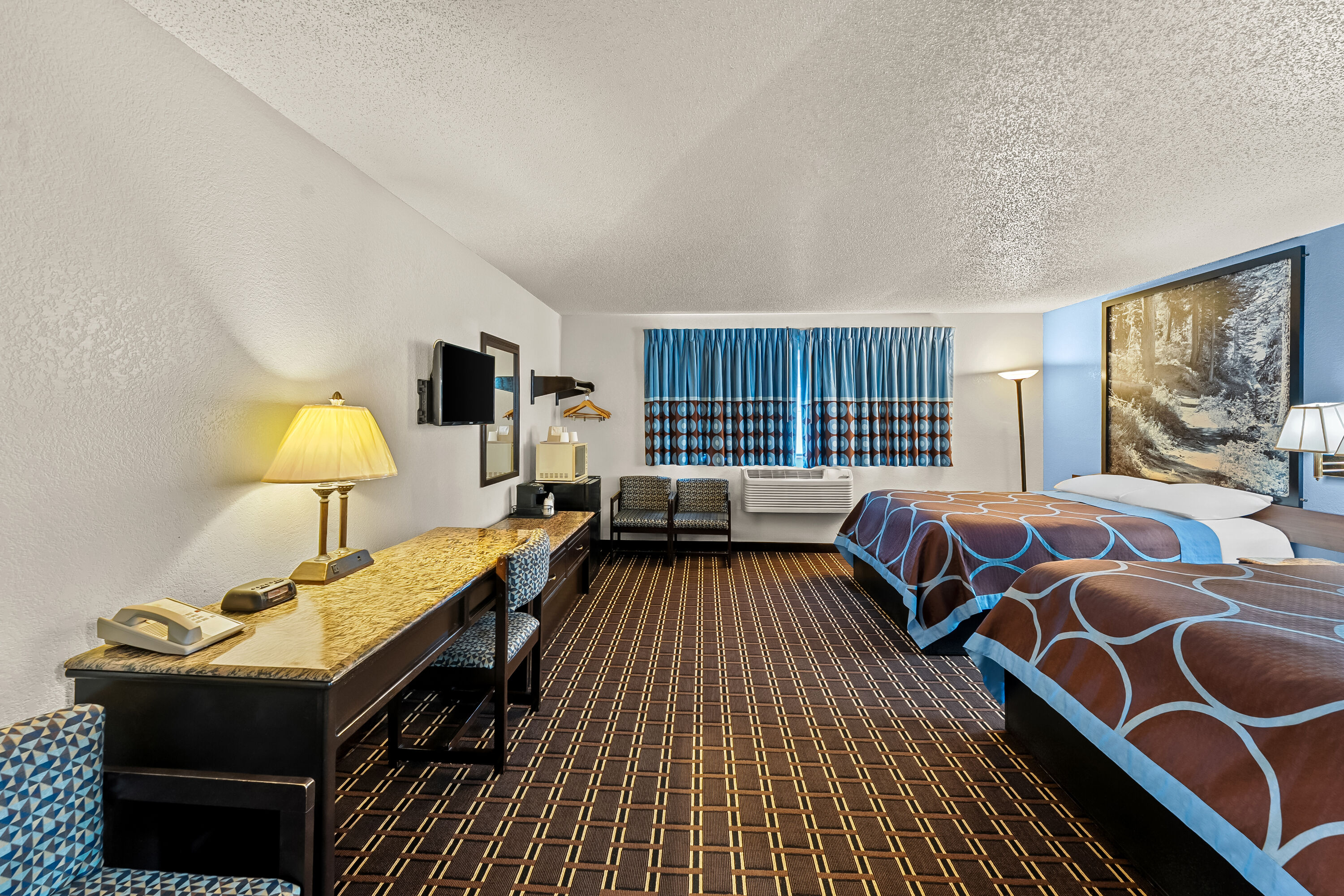 Double bed guest room at the Super 8 by Wyndham New Castle in New Castle, Delaware