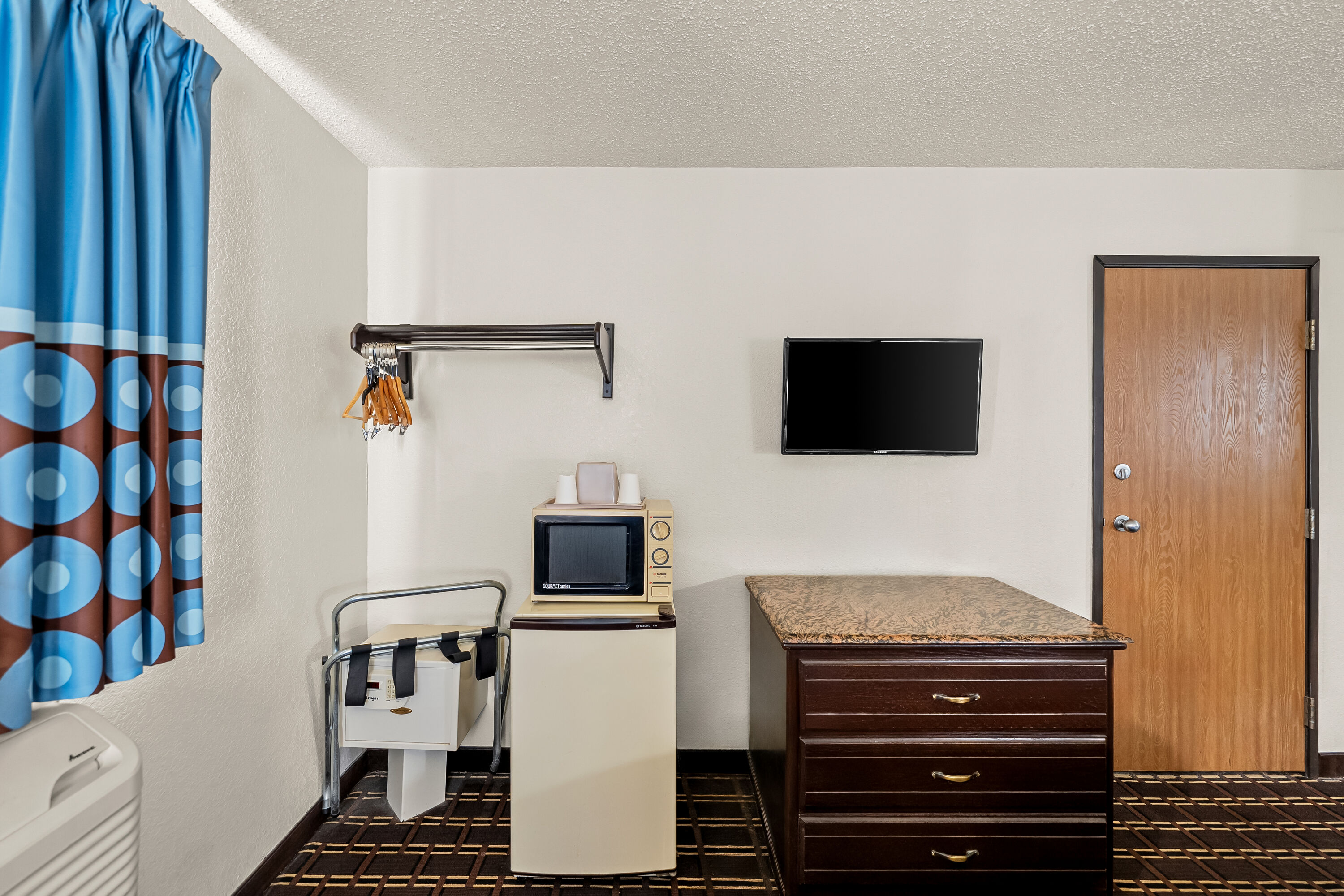 Queen bed guest room at the Super 8 by Wyndham New Castle in New Castle, Delaware